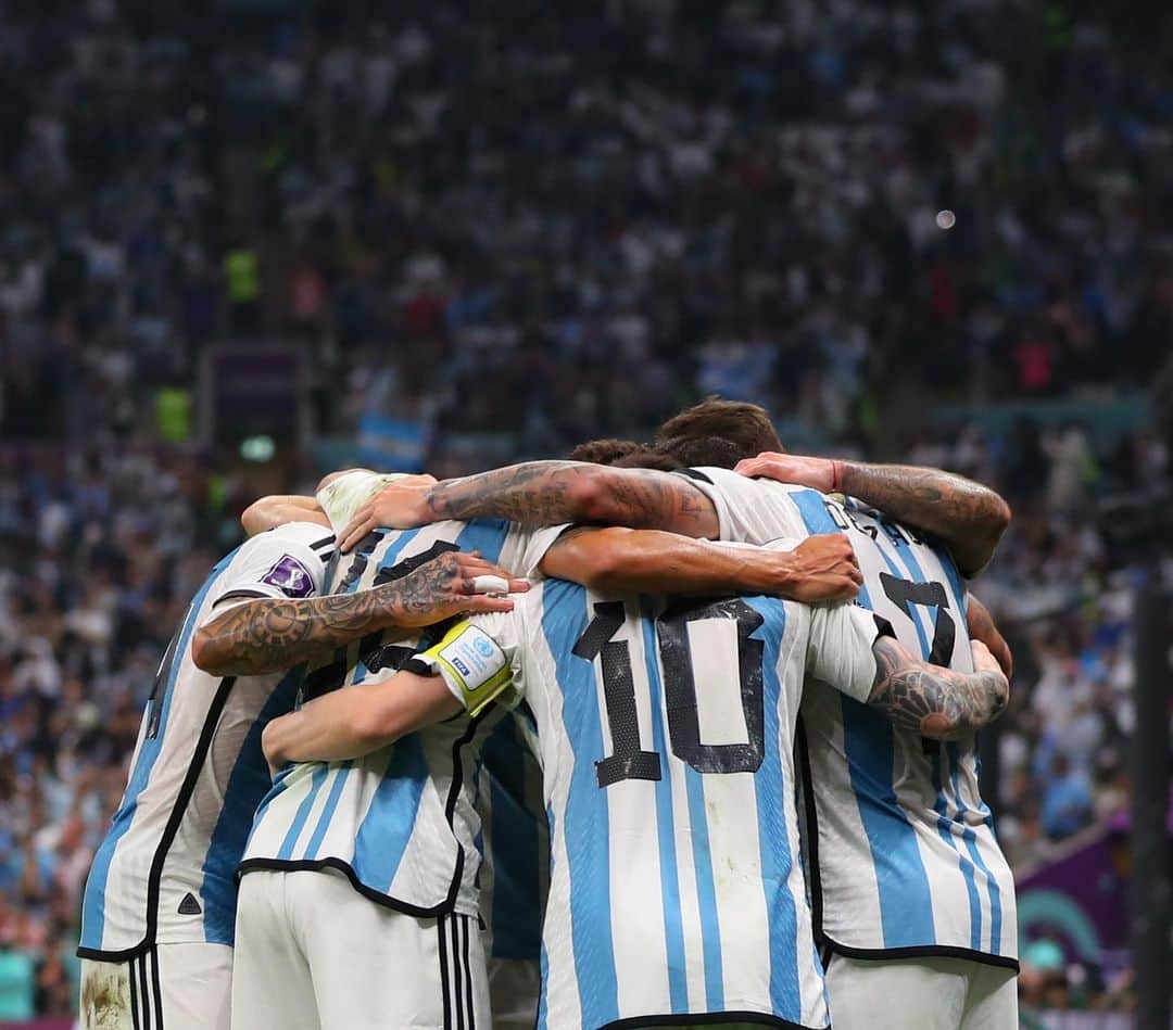 リオネル・メッシさんのインスタグラム写真 - (リオネル・メッシInstagram)「A LA FINAL!!!!! 🇦🇷🇦🇷🇦🇷  Volvimos a sacar fuerza para hacer otro gran partido. Muchas gracias a todos los que confiaron en este grupo!!! 🙌🏻🙌🏻🙌🏻 Vamos Argentina carajo!!!!!! #TodosJuntos」12月14日 7時02分 - leomessi