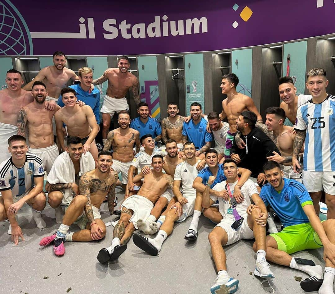 リオネル・メッシさんのインスタグラム写真 - (リオネル・メッシInstagram)「A LA FINAL!!!!! 🇦🇷🇦🇷🇦🇷  Volvimos a sacar fuerza para hacer otro gran partido. Muchas gracias a todos los que confiaron en este grupo!!! 🙌🏻🙌🏻🙌🏻 Vamos Argentina carajo!!!!!! #TodosJuntos」12月14日 7時02分 - leomessi