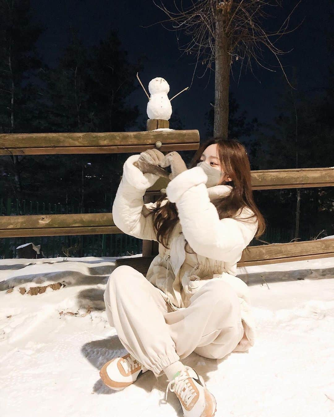 キム・ナヒさんのインスタグラム写真 - (キム・ナヒInstagram)「아우 너무 추워요!!!!☃️ 🌨  다들 둘둘 싸매구 따숩게 다니기••  진행중인 커믈리유 구매 후기 이벤트는 19일 마감됩니다! 🤍  🏷 구매 리뷰어 event  [조말론 바디 크림] 증정 이벤트  구매 제품 후기를 @comelyu_official 계정으로 보내주시는 고객님 3명을 당첨하여 조말론 바디 크림 50ml 제품을 선물드립니다 *.* 🤍」12月14日 11時45分 - knhs2