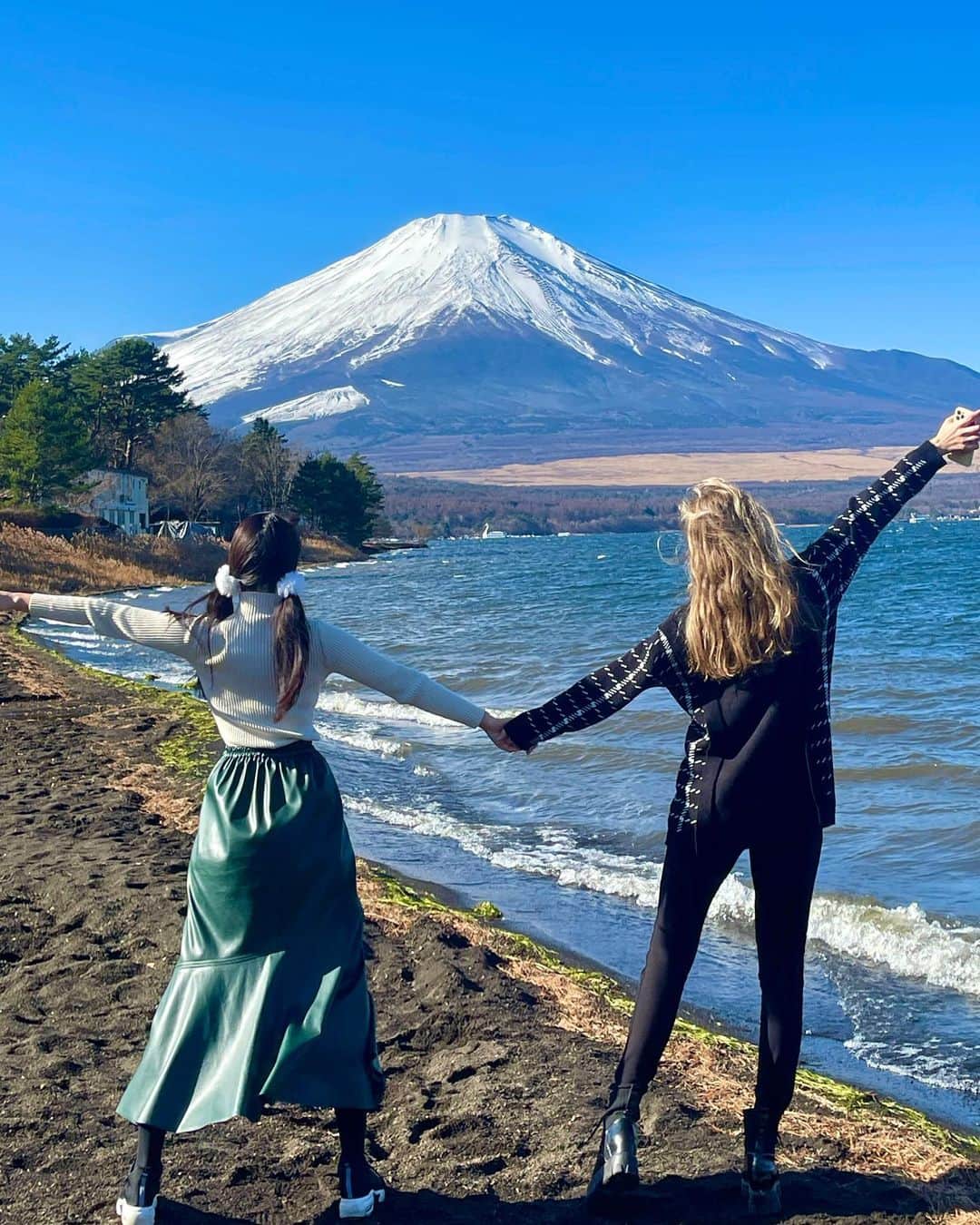 九条ねぎ あぴるさんのインスタグラム写真 - (九条ねぎ あぴるInstagram)「Fuji on a clear day is very beautiful.🗻✨✨ If you come to Japan, I recommend that you go see Mt.  @the_no10 に宿泊した次の日がすごく晴れていて、富士山が綺麗に見えた🤩パワーもらった✨✨  来年モカちゃんと富士山に登る！を目標にトレーニング頑張るの(* ॑꒳ ॑* )⋆*  #japan #japantrip #fuji #japanesegirl #富士山　#山中湖　#山梨」12月14日 13時51分 - negi_kujyo