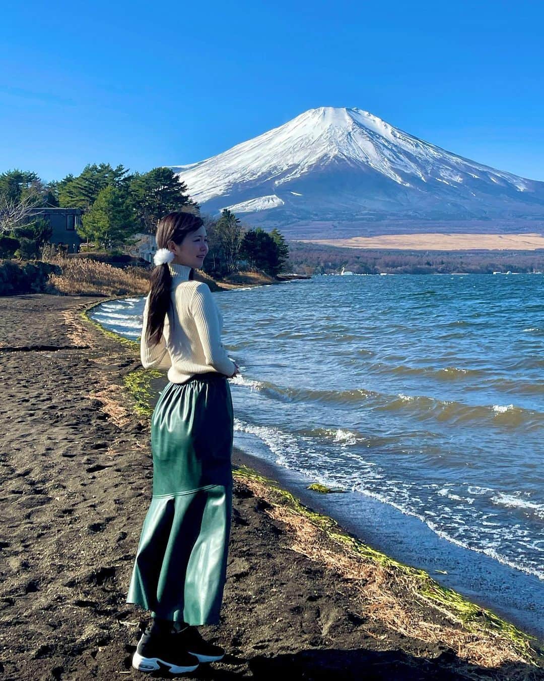 九条ねぎ あぴるさんのインスタグラム写真 - (九条ねぎ あぴるInstagram)「Fuji on a clear day is very beautiful.🗻✨✨ If you come to Japan, I recommend that you go see Mt.  @the_no10 に宿泊した次の日がすごく晴れていて、富士山が綺麗に見えた🤩パワーもらった✨✨  来年モカちゃんと富士山に登る！を目標にトレーニング頑張るの(* ॑꒳ ॑* )⋆*  #japan #japantrip #fuji #japanesegirl #富士山　#山中湖　#山梨」12月14日 13時51分 - negi_kujyo