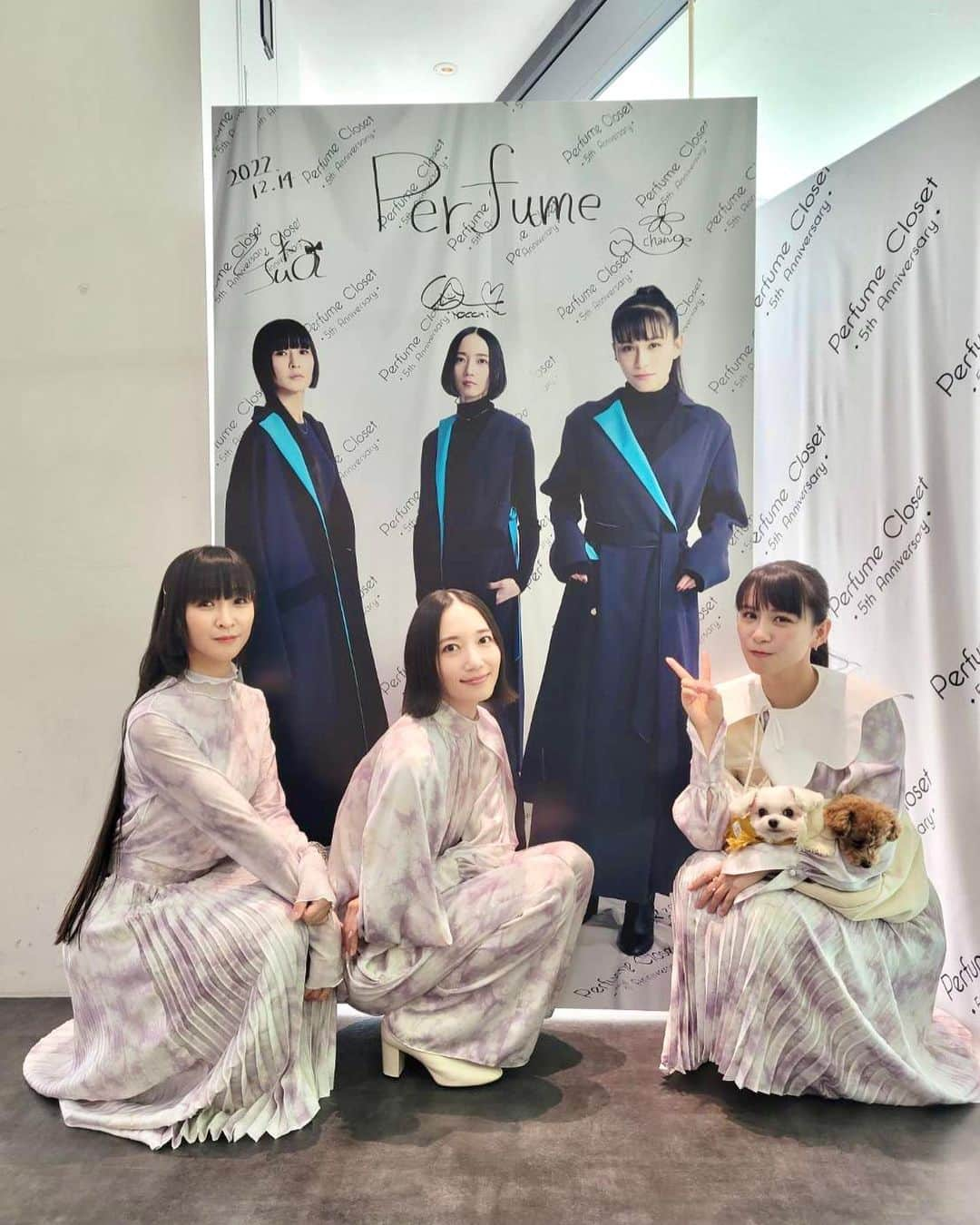 Perfumeさんのインスタグラム写真 - (PerfumeInstagram)「#PerfumeCloset 5周年を記念してラフォーレ原宿にて 開催中のPOP UP SHOPに Flowインスパイヤードアイテムで メンバーが突撃訪問🫣✨ お越しいただいている方へ接客したり ボードへサインを書いたりしました🖋🫧  12/19(月)まで開催中です🍪🥤 ぜひお立ち寄り下さい🥰  Made a surprise visit to Perfume Closet POP-UP SHOP at Laforet HARAJUKU✨ Don’t miss this chance to check out the actual items we produce👗👚👝  #prfm」12月14日 14時15分 - prfm_official