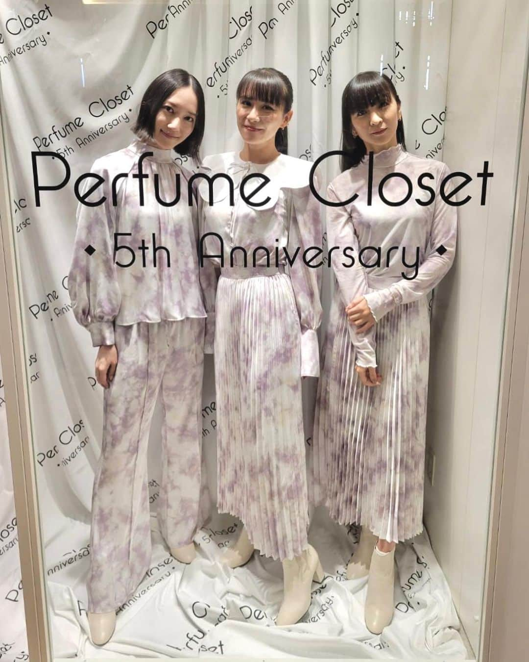 Perfumeさんのインスタグラム写真 - (PerfumeInstagram)「#PerfumeCloset 5周年を記念してラフォーレ原宿にて 開催中のPOP UP SHOPに Flowインスパイヤードアイテムで メンバーが突撃訪問🫣✨ お越しいただいている方へ接客したり ボードへサインを書いたりしました🖋🫧  12/19(月)まで開催中です🍪🥤 ぜひお立ち寄り下さい🥰  Made a surprise visit to Perfume Closet POP-UP SHOP at Laforet HARAJUKU✨ Don’t miss this chance to check out the actual items we produce👗👚👝  #prfm」12月14日 14時15分 - prfm_official