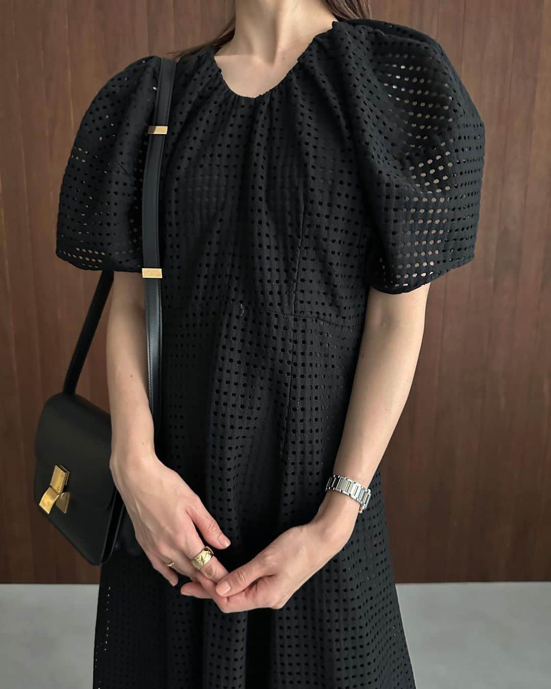 松本恵奈さんのインスタグラム写真 - (松本恵奈Instagram)「こんにちは。先行予約アイテムのDOT MESH ONE PIECE♡ 私のお誕生日会でも着ていたワンピースです⚪️  今期おすすめのドットをイメージして作成したメッシュ素材のワンピース。高めに設定した身頃と袖のパフデザインがポイントで、程よいフレア感のあるCLANEらしいデザインです。 裏地付きなので、透け感も気にならず綺麗にみせてくれます。日常からオケージョンまで着用できるおすすめのワンピースです！ オケージョンとしてもとてもオススメな一枚。是非お楽しみに！ #clane #clane23sspreorder」12月14日 14時47分 - ena1123