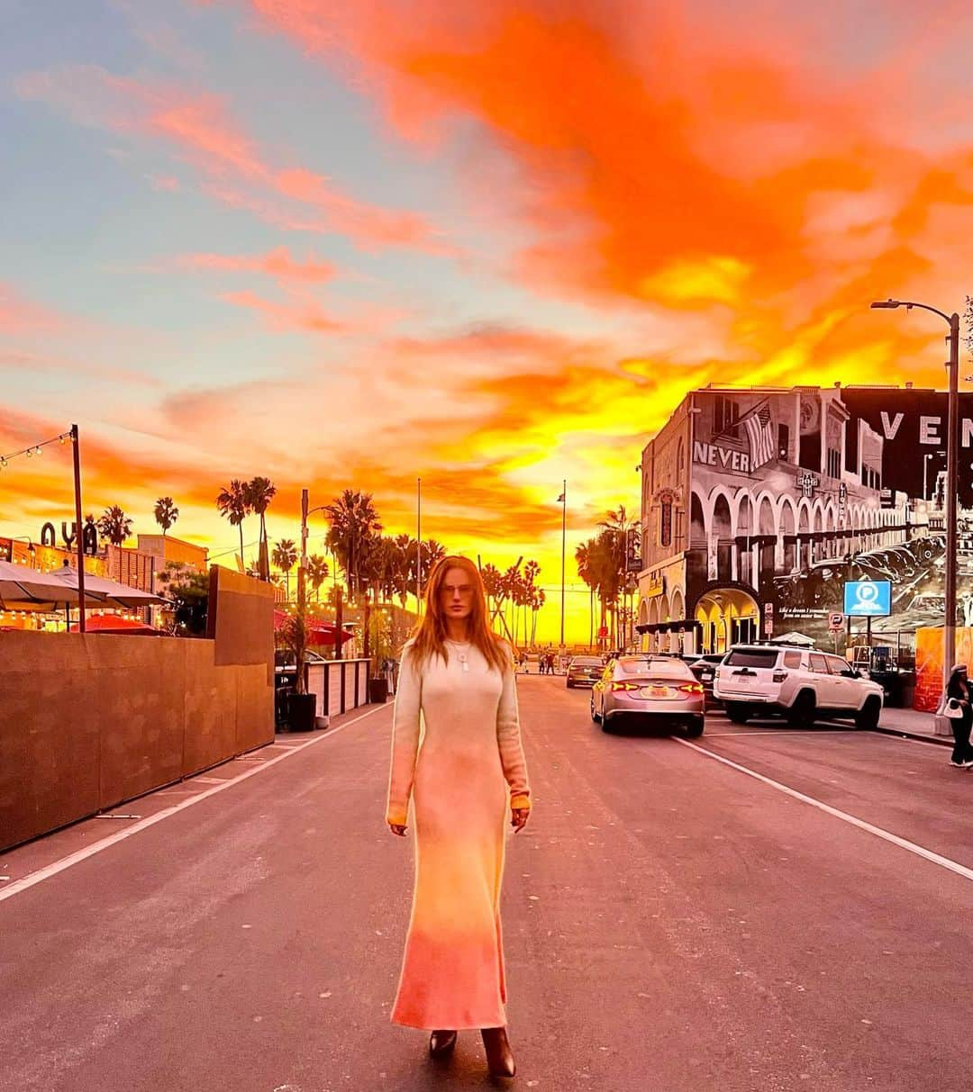 アレッサンドラ・アンブロジオさんのインスタグラム写真 - (アレッサンドラ・アンブロジオInstagram)「Dreamy sunset and a cozy dress to match!!! 🌅💖✨」12月14日 15時24分 - alessandraambrosio