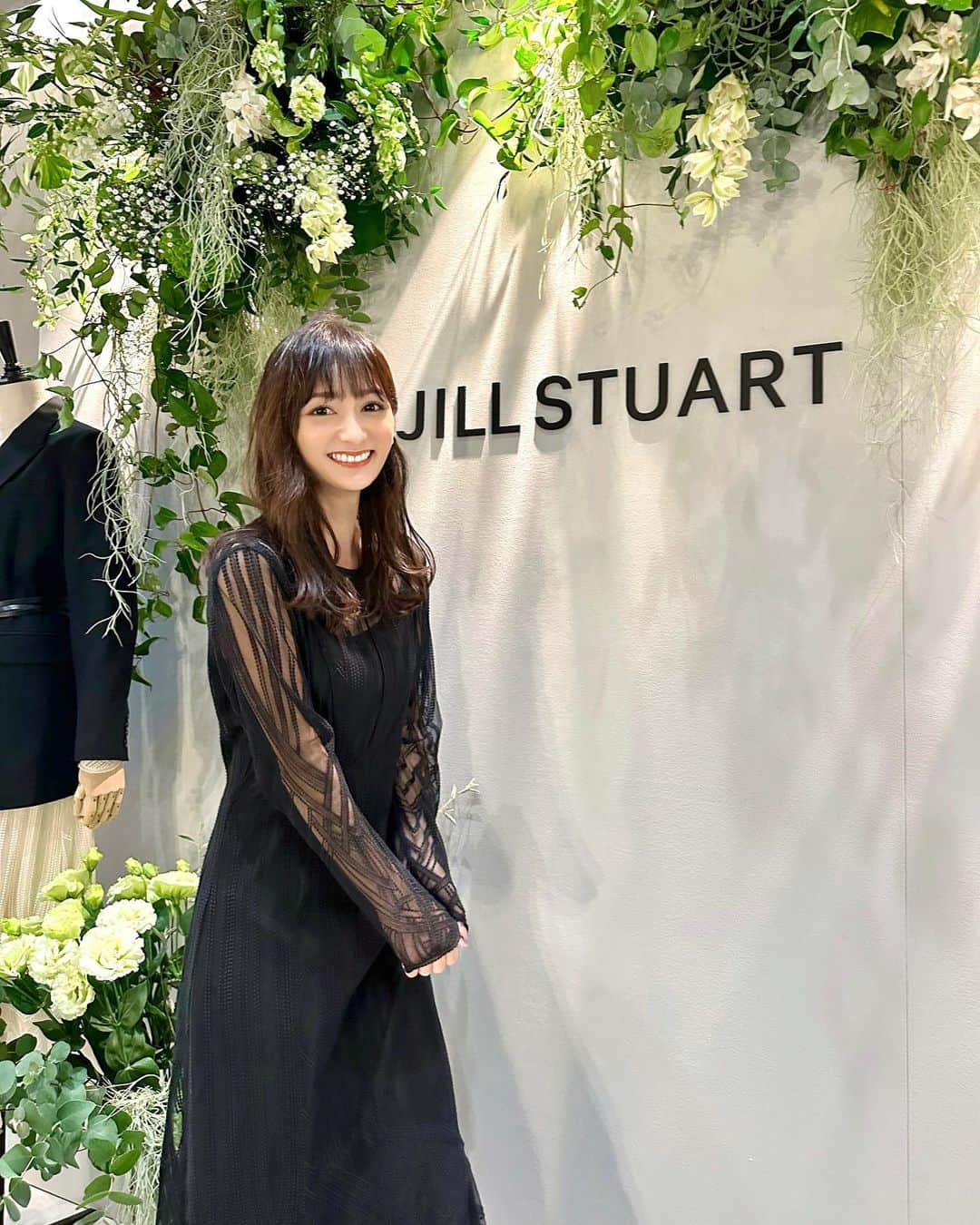 加藤瑠美さんのインスタグラム写真 - (加藤瑠美Instagram)「@jillstuart.jp 🤍🖤  ジルスチュアートの23SS展示会へお邪魔しました✨ 甘いイメージだったけど、リブランディングされて スタイリッシュな感じになっていた✨ 試着させていただいたワンピースも レースのカッティングがとっても素敵だったな🖤 色違いのホワイトをオーダーしたよ🎠 あとはパールのついたチュールも👡 まだまだ寒いけど早く春になってほしい〜🌸  #JILLSTUART#JILL_23SS#ジルスチュアート#展示会」12月14日 17時23分 - katorubi