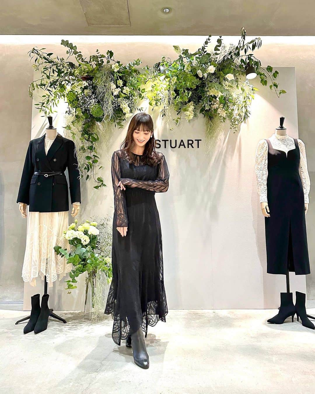 加藤瑠美さんのインスタグラム写真 - (加藤瑠美Instagram)「@jillstuart.jp 🤍🖤  ジルスチュアートの23SS展示会へお邪魔しました✨ 甘いイメージだったけど、リブランディングされて スタイリッシュな感じになっていた✨ 試着させていただいたワンピースも レースのカッティングがとっても素敵だったな🖤 色違いのホワイトをオーダーしたよ🎠 あとはパールのついたチュールも👡 まだまだ寒いけど早く春になってほしい〜🌸  #JILLSTUART#JILL_23SS#ジルスチュアート#展示会」12月14日 17時23分 - katorubi