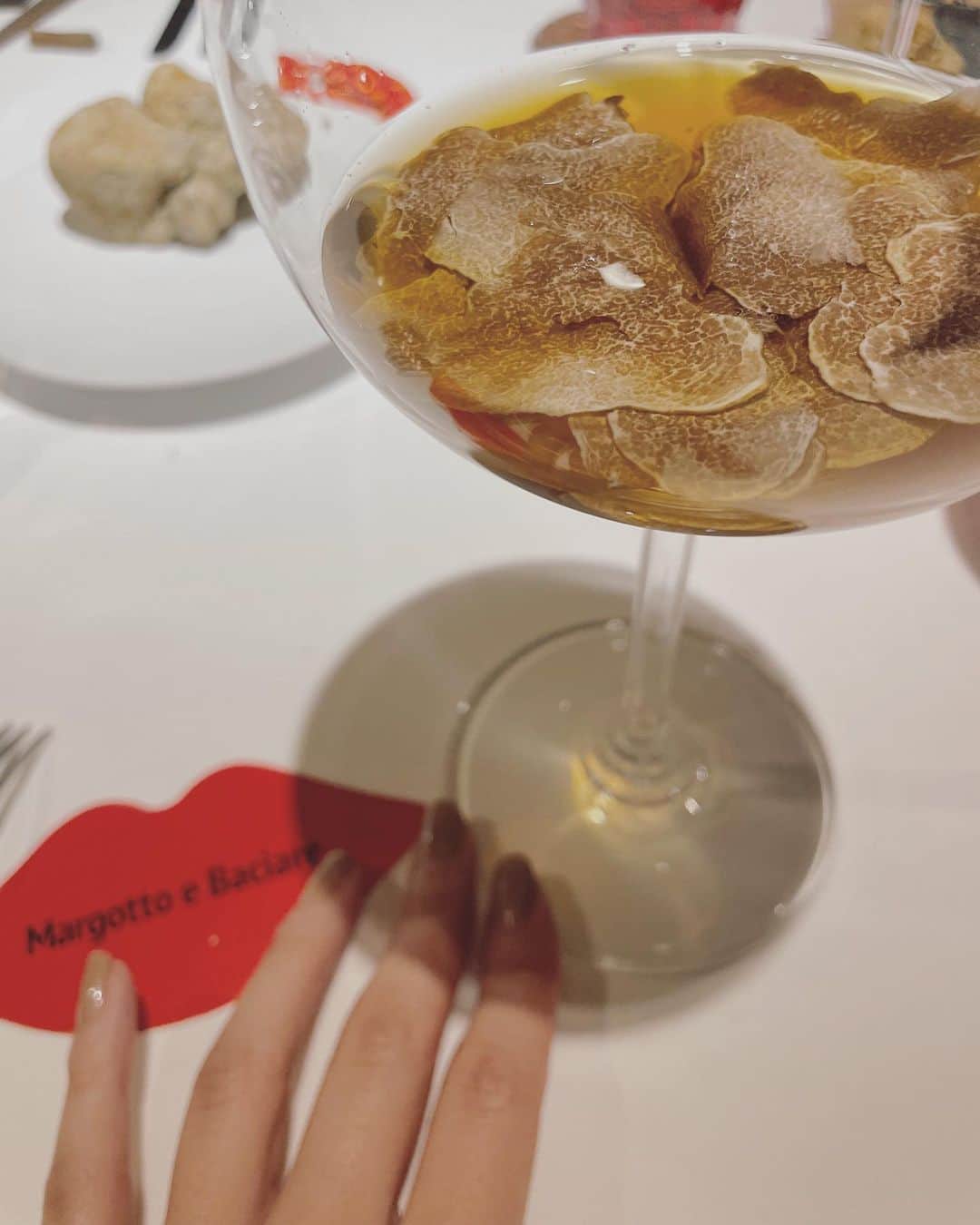 佐野友妃子さんのインスタグラム写真 - (佐野友妃子Instagram)「@margotto_e_baciare 💋 白トリュフをふんだんに使った 贅沢なコースを堪能🤤🤍しあわせ。  シェフ👨🏽‍🍳Thank you💖 ハワイのお店もいつか遊びに行きたい🌺　@margotto.hawaii @kentakayama」12月14日 17時41分 - yukikosano1111