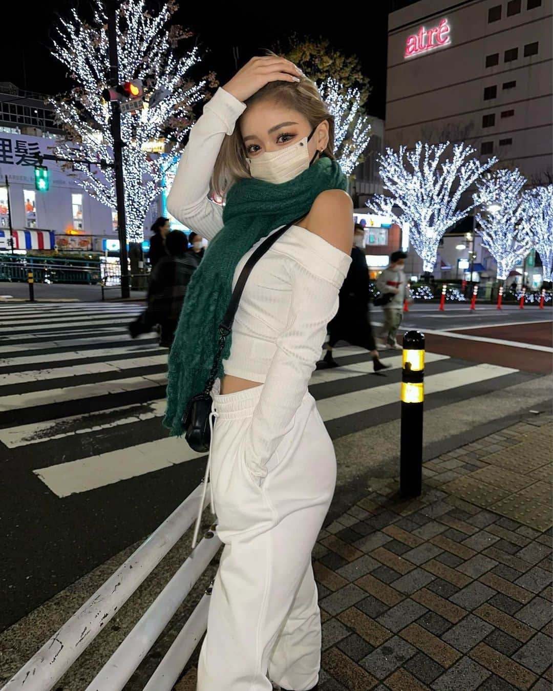 田向星華（せいせい）さんのインスタグラム写真 - (田向星華（せいせい）Instagram)「撮影終わりの１枚 ⛄️📸  マスクしちゃったままやったけど Victorian Maskの 耳ひもバイカラー可愛🥺🖤 他の色もあるから気分で変えてる＾＾  #victorianmask#ヴィクトリアンマスク #masclass#マスクラス #victorianmaskforpleats #3Dマスク #小顔マスク#おしゃれマスク」12月14日 19時59分 - seika____official