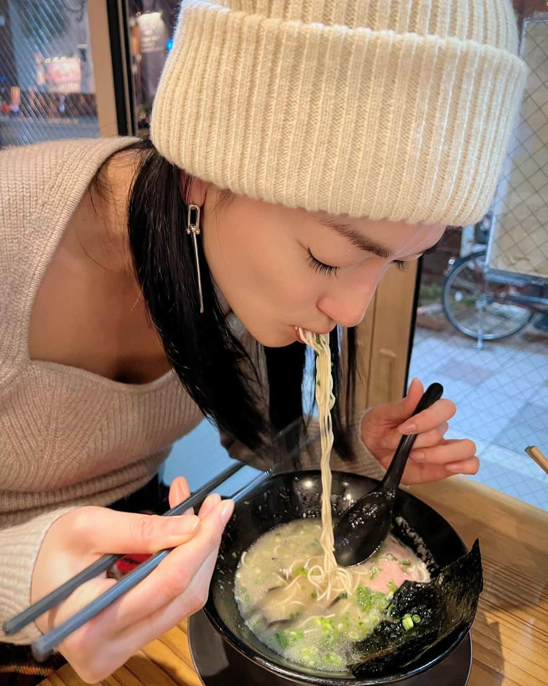 冨永愛さんのインスタグラム写真 - (冨永愛Instagram)「⁡ ご報告！笑 今年は1年にラーメン2回、をぶち破り、食べてきましたラーメン！ 自分へのご褒美❤︎ しかも替え玉したし ⁡ #豚骨ラーメン #食いしん坊シリーズ」12月14日 20時17分 - ai_tominaga_official