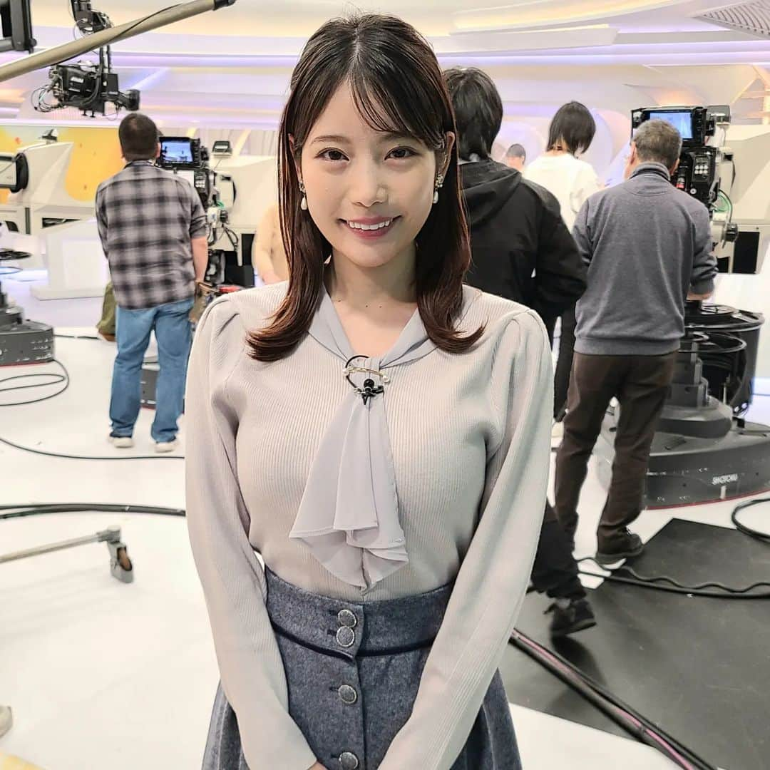 フジテレビ「プライムニュース イブニング」さんのインスタグラム写真 - (フジテレビ「プライムニュース イブニング」Instagram)「お天気中継に、まさかのムックが登場❗ #fns歌謡祭 出演を前に散歩でやって来てくれました👀 あすも関東は良く晴れそうです☀️一方で日本海側は断続的に雪⛄が降り続ける予想ですので、車の運転は十分ご注意下さい🚙  #ソラよみ　#竹俣紅　@benitakemata_official #ガチャピン　@gachapin_official #ムック　#ガチャムク #天気　#お天気 #イット」12月14日 20時27分 - livenews_it