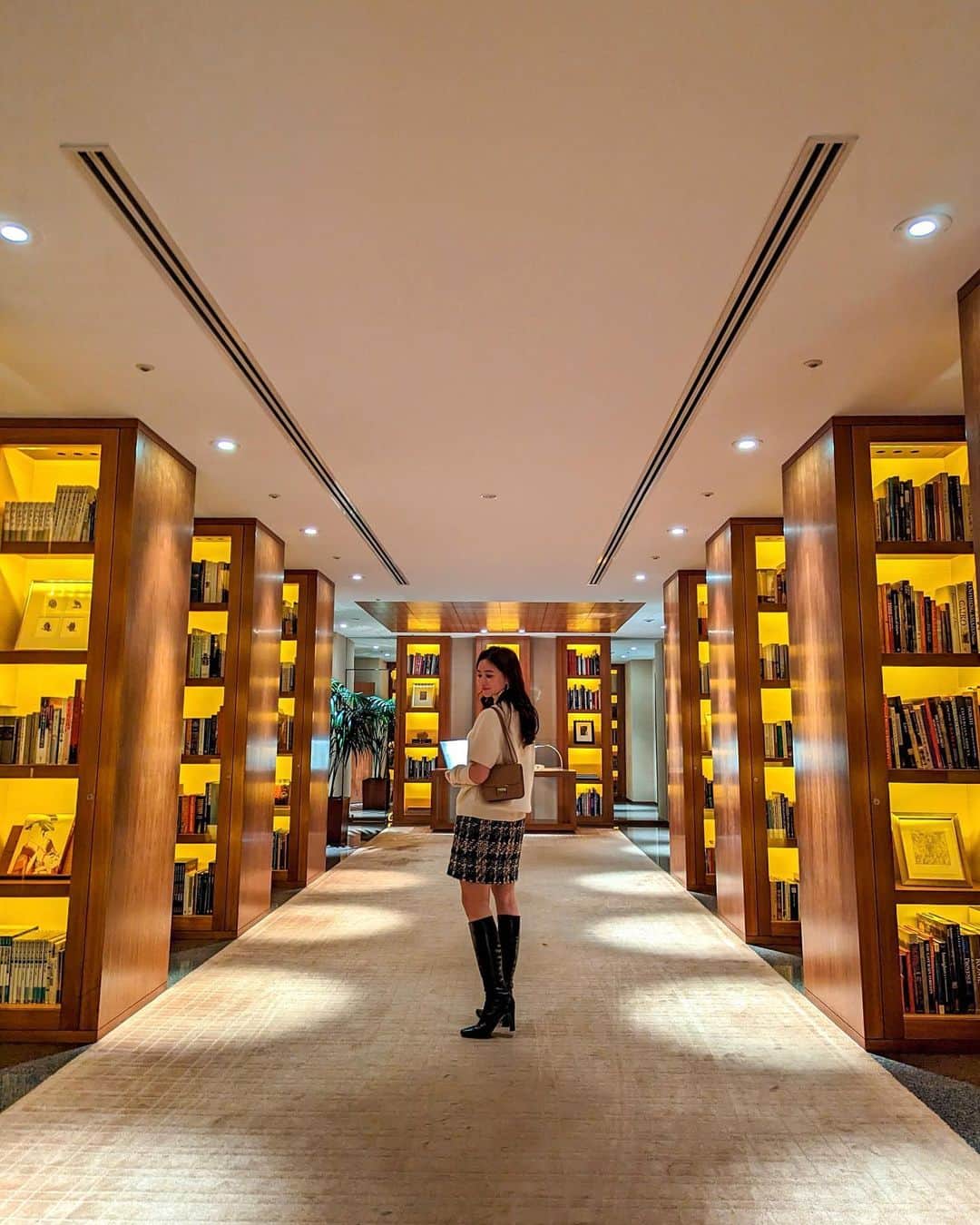 石井里奈さんのインスタグラム写真 - (石井里奈Instagram)「先日のご褒美ホテルステイ✨ 普段から東京に住んでいますが、たまに素敵なホテルに宿泊して、非日常体験をするのが大好き💓 またお仕事頑張ろうって思えるのよね🫣❤️ . AMEXのファイン・ホテル・アンド・リゾートを利用して憧れだった @parkhyatttokyo に宿泊✨ AMEXのプラチナカードの特典で本当に最高な時間を過ごせたよ💓 . 2泊以上予約すると、館内施設の利用代金が100米ドル相当もお得になる特典を利用して、ニューヨーク グリルのディナーもお得に食べれたし、朝食も無料、お部屋もアップグレードしてもらえて至れり尽せり💓 この日はちょうどワールドカップの試合で素敵なお部屋で観戦できて最高でした🤭✨プールも気持ちよかったなぁ︎💕︎ 動画もたくさん撮ったのでまたリールも作るね🫶✨ . @amexjp もフォローしてね💓 . #AMEX #アメックス #promotion #parkhyatttokyo #パークハイアット東京 #ホテルステイ #hotelstay #ホテル #ホテル女子会 #ホテルディナー」12月14日 20時39分 - ri7tin1025