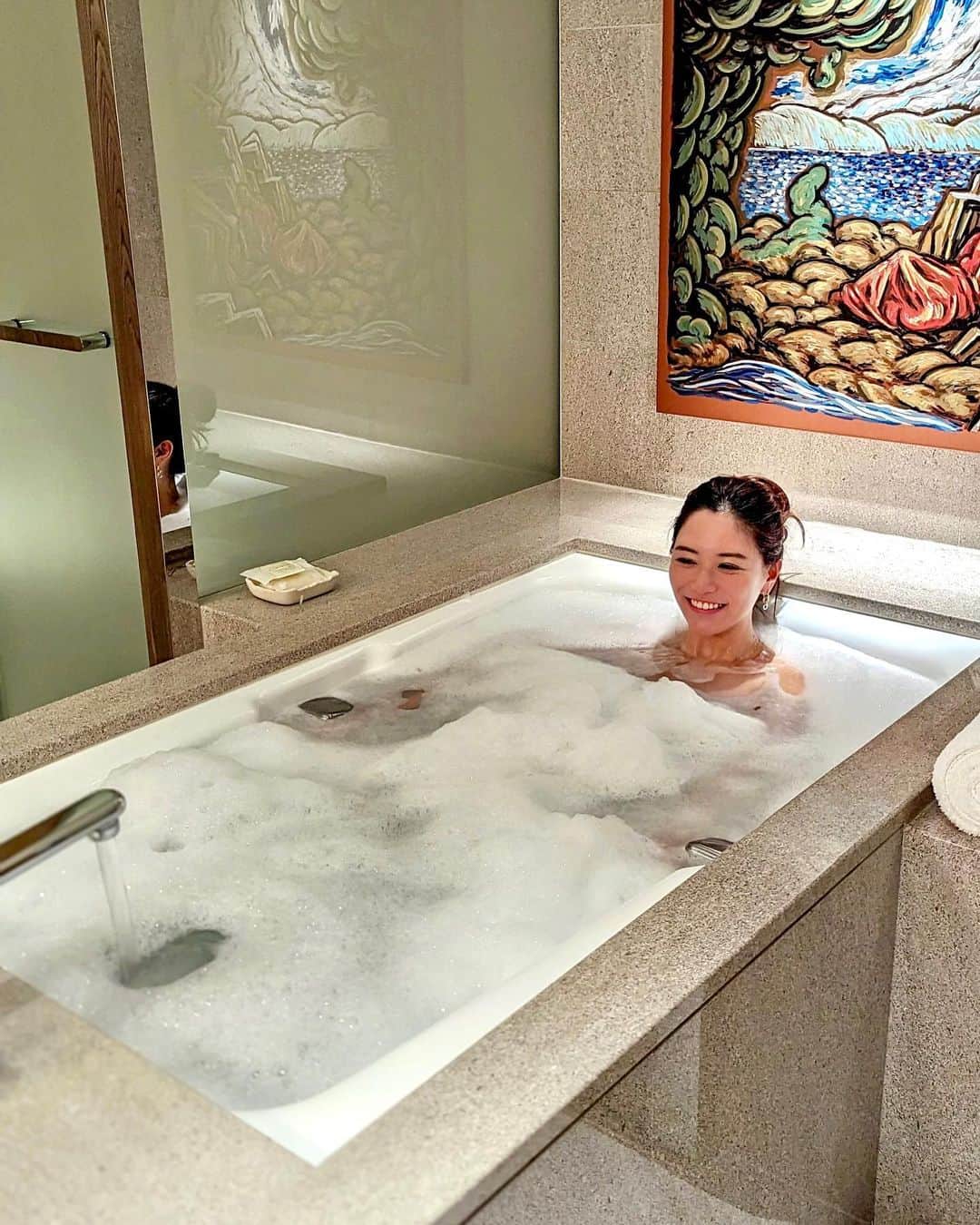 石井里奈さんのインスタグラム写真 - (石井里奈Instagram)「先日のご褒美ホテルステイ✨ 普段から東京に住んでいますが、たまに素敵なホテルに宿泊して、非日常体験をするのが大好き💓 またお仕事頑張ろうって思えるのよね🫣❤️ . AMEXのファイン・ホテル・アンド・リゾートを利用して憧れだった @parkhyatttokyo に宿泊✨ AMEXのプラチナカードの特典で本当に最高な時間を過ごせたよ💓 . 2泊以上予約すると、館内施設の利用代金が100米ドル相当もお得になる特典を利用して、ニューヨーク グリルのディナーもお得に食べれたし、朝食も無料、お部屋もアップグレードしてもらえて至れり尽せり💓 この日はちょうどワールドカップの試合で素敵なお部屋で観戦できて最高でした🤭✨プールも気持ちよかったなぁ︎💕︎ 動画もたくさん撮ったのでまたリールも作るね🫶✨ . @amexjp もフォローしてね💓 . #AMEX #アメックス #promotion #parkhyatttokyo #パークハイアット東京 #ホテルステイ #hotelstay #ホテル #ホテル女子会 #ホテルディナー」12月14日 20時39分 - ri7tin1025
