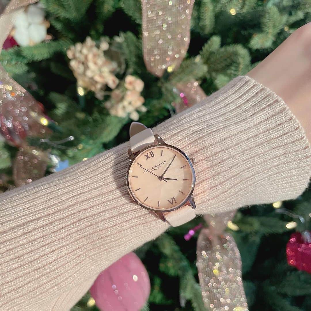 金澤有希さんのインスタグラム写真 - (金澤有希Instagram)「・ @oliviaburtonjapan の Christmas限定BOXの時計を 付けてみました☺️！  優しいピンクで 上品で大人かわいい腕時計！ とっても可愛いの♡  限定のギフトボックスが book型で可愛くてたまらない🫶🏻  更に、２種類のベルト( レザー・メッシュベルト )がセットになっています！！！  だからどんなお洋服にも 合わせやすいね！！  #クリスマスギフト  #自分へのご褒美やプレゼント に是非🎁  @hms_watchstore #oliviaburton #oliviaburtonwatch #oliviaburtontokyo #オリビアバートン #オリビア女子 #彼女にプレゼント #プレゼント #オリジョ #PR #クリスマス #クリスマスプレゼント #チワワ #チワワのいる暮らし #チョコマール #チョコマールチワワ #イザベラチワワ #イザベラ #多頭飼い #多頭飼いチワワ」12月14日 21時46分 - yuuki_kanazawa0501