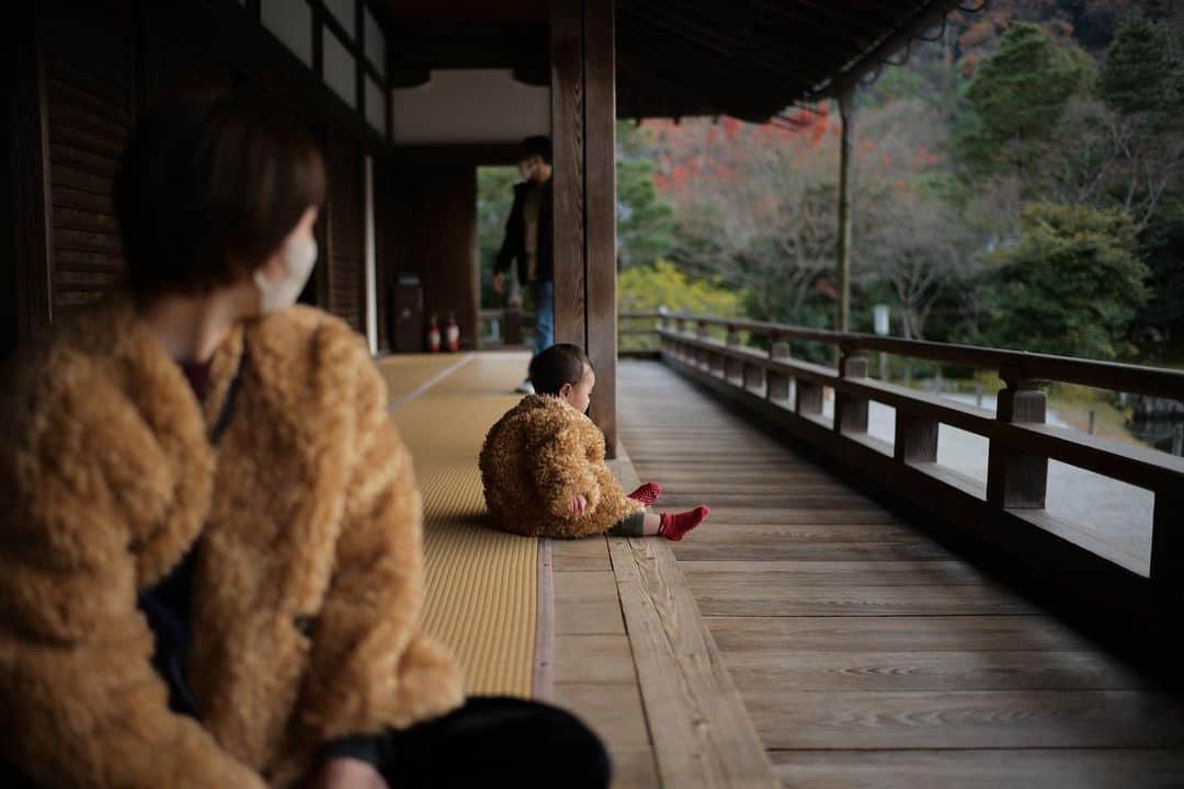 おのののかさんのインスタグラム写真 - (おのののかInstagram)「🐉 天龍寺では、広い畳の上を 嬉しそうに歩き回っていました👶🏻👣笑  京都旅行まで着るのを我慢していた おそろのコートも可愛すぎたぁ🥹🤎 @searoomlynn_official」12月14日 22時27分 - ononono_ka