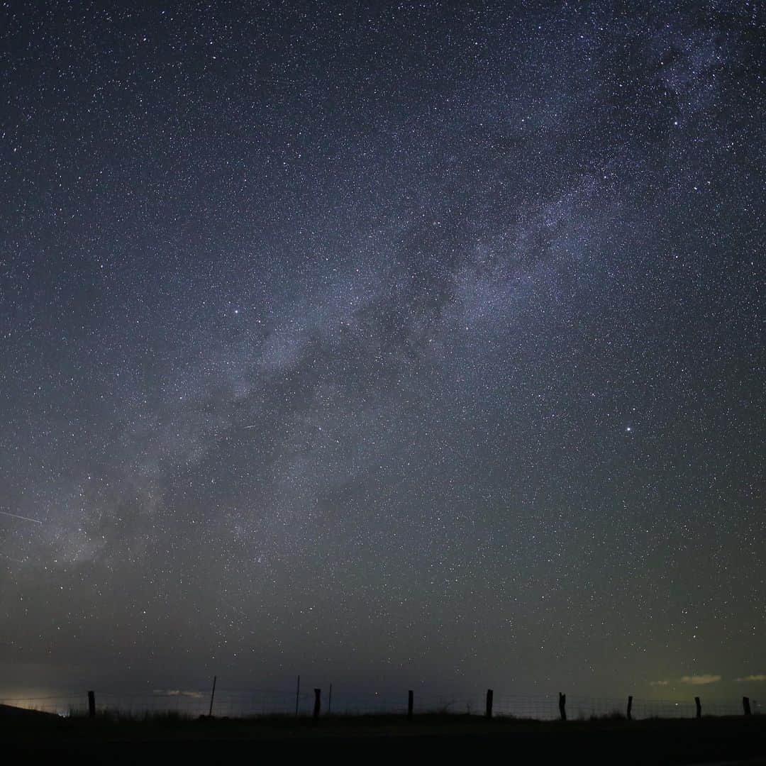 宇内梨沙さんのインスタグラム写真 - (宇内梨沙Instagram)「ハワイ島の マウナケアで見上げた夜空。  1〜2枚目はスマホで撮りました✨  肉眼でこんなに星が見えたのは初めて。  『君の知らない物語』が好きなので 「あれが、デネブ・アルタイル・ベガ〜♪」 と歌いながら夏の大三角を指さしていました。  天の川もハッキリ。  #休暇の思い出 #ハワイ島 #Bigisland  #マウナケア #Maunakea  ちなみに 最近噴火したのはマウナロア🌋」12月14日 23時50分 - risaunai