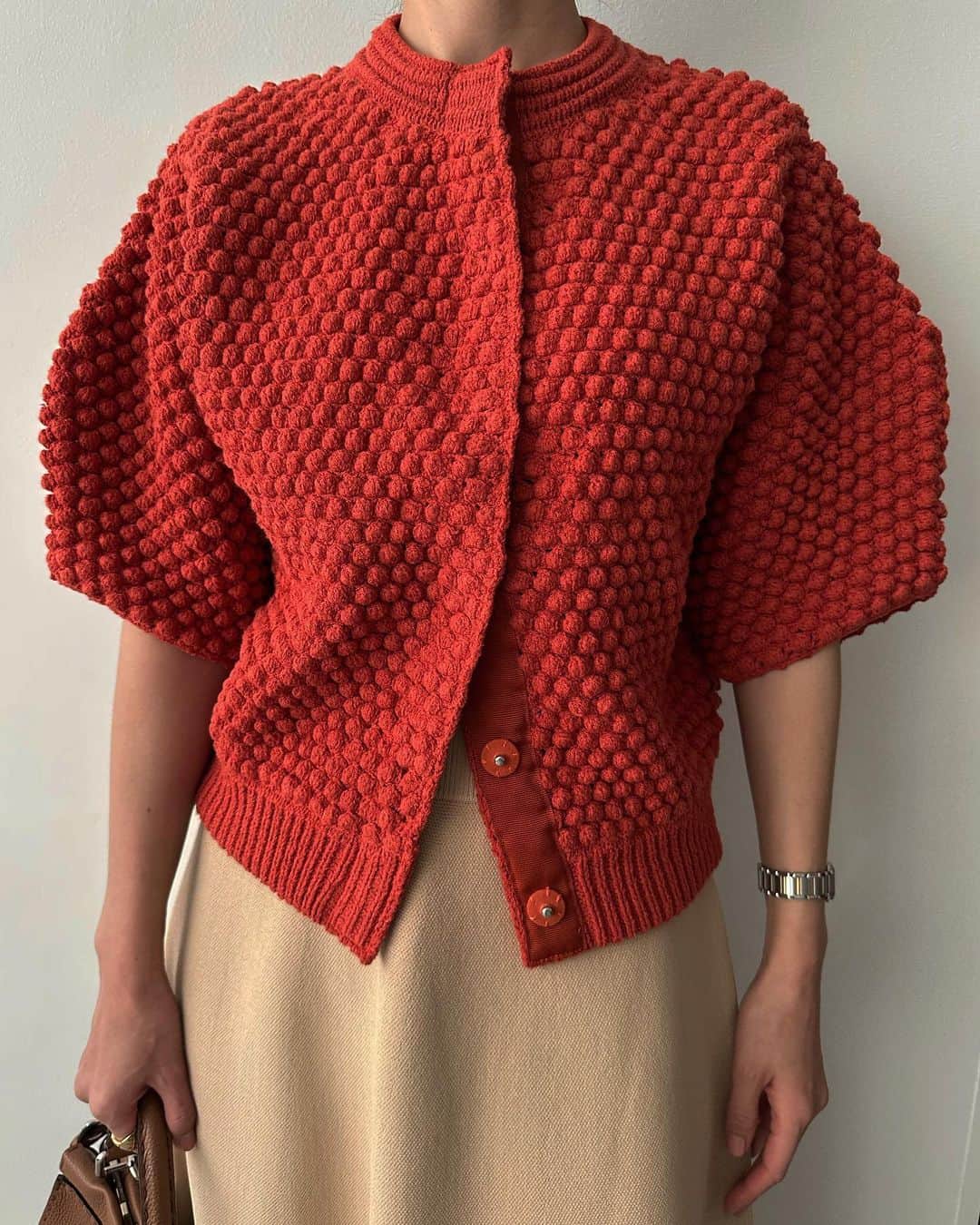 松本恵奈さんのインスタグラム写真 - (松本恵奈Instagram)「おはようございます。今日インスタライブでもご紹介した赤いポコポコニット🧶 今シーズンは立体的なドットが映えるデザイン編みの、CLANEらしい袖の丸みがポイントで、袖口にリブを施さずモダンな印象に仕上げました。スナップ釦を使用した前開きデザインなので、カーディガンとしてもトップスとしても両方の着方ができるアイテムです。 どの色も可愛くてとてもオススメアイテムです♡ 是非お楽しみにっ！ #clane #clane23sspreorder #先行予約アイテム」12月15日 7時53分 - ena1123