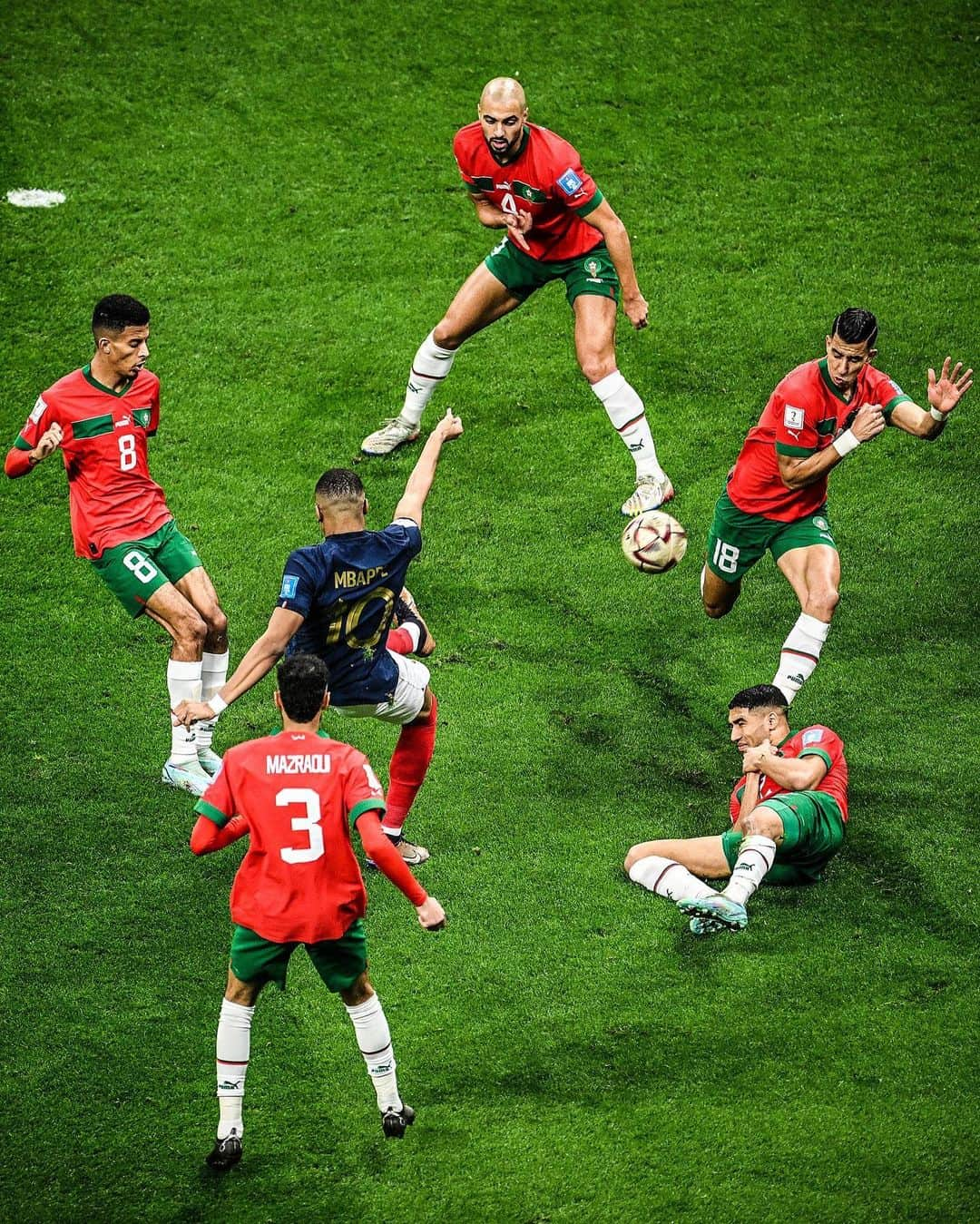 キリアン・エムバペさんのインスタグラム写真 - (キリアン・エムバペInstagram)「BACK TO BACK WORLD CUP FINAL. 🇫🇷   Don’t be sad bro, everybody is proud of what you did, you made history. ❤️ @achrafhakimi」12月15日 8時20分 - k.mbappe