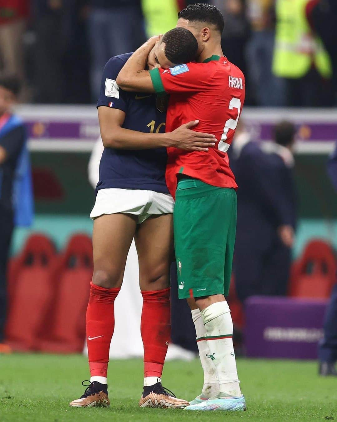 キリアン・エムバペさんのインスタグラム写真 - (キリアン・エムバペInstagram)「BACK TO BACK WORLD CUP FINAL. 🇫🇷   Don’t be sad bro, everybody is proud of what you did, you made history. ❤️ @achrafhakimi」12月15日 8時20分 - k.mbappe