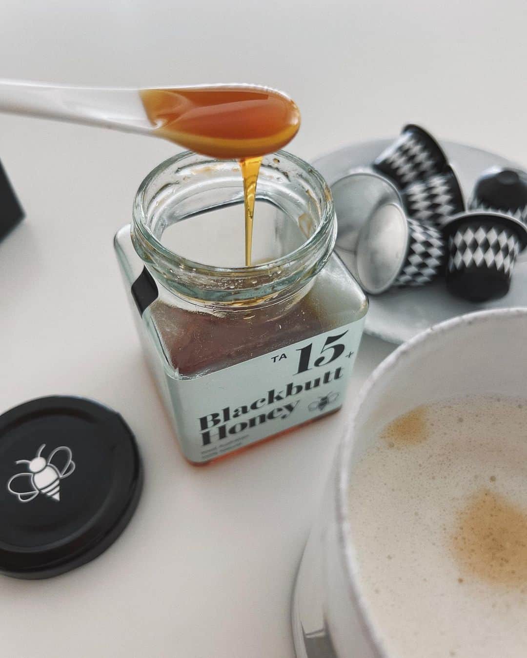 翁安芸さんのインスタグラム写真 - (翁安芸Instagram)「Honey Cafe Latte🍯☕️🐝🤍  娘を見送った後の1杯。 カフェラテにたっぷりブラックバットハニー💚  #morningcoffee #nespresso #abuzzfromthebees #thebees #はちみつ」12月15日 9時40分 - akinyc