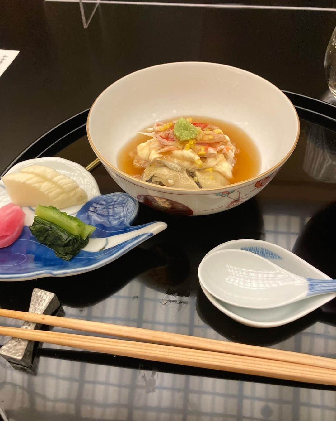 安藤優子さんのインスタグラム写真 - (安藤優子Instagram)「東京の夜景もご馳走‼️  お早うございます‼️  ひゃー今朝の東京は半端なく冷えましたわ。  リンとの朝ンポは快調でしたが、その後のリンの朝風呂は長め。  ゆっくりあったまってもらいました。  さて昨晩の会食は、香箱蟹をいただきました。  夜景が美しく、こんな平和な夜に美味しいものを友だちといただける幸せを痛感しました。  冬は寒いけど、美味しいものがある日本の四季に感謝ですね。  さて本日は「キッチンで話そ！」をアップする予定です。  何にするかホントに悩みちゅう。  うーむ、なんかリクエストあったら教えてください。  みなさま本日もこの寒さ、気持ちはホッコリ行きたいもんですね。  本日もよろしくお願い致します。  #フレンチブルドッグ  #安藤優子」12月15日 10時34分 - yukoando0203