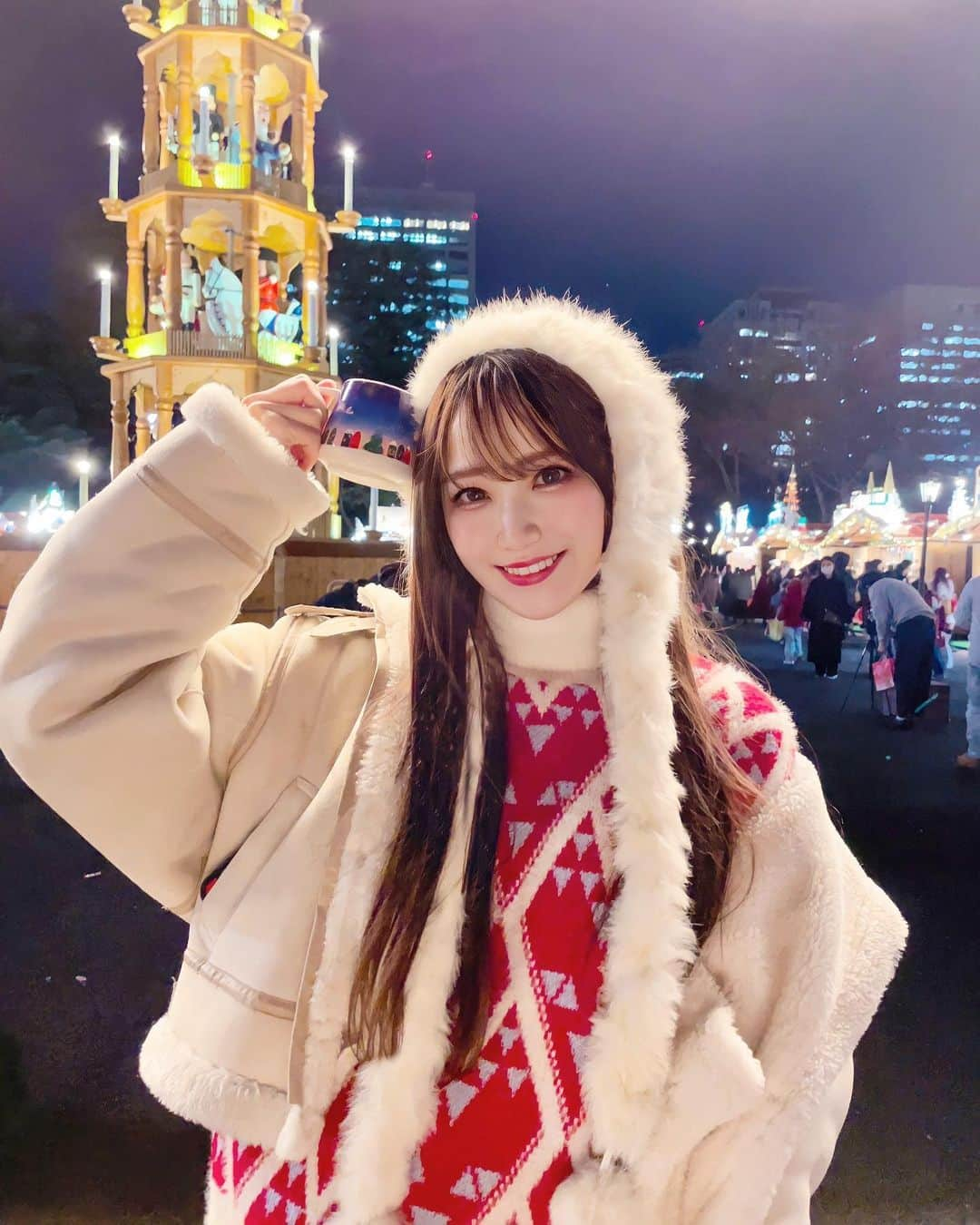 小越しほみさんのインスタグラム写真 - (小越しほみInstagram)「大好きなクリスマスマーケット @tokyochristmas 行ってきたよ🎅🏻  みんなでXmasなセーター着てった🫶🏻  やっぱり日比谷は広いし お店も沢山あって楽しかった～🥳  . . . . . . . . . . . . . .  ︎︎︎︎︎︎☑︎sweater… @shein_japan 11658987 15-20%off coupon【Shihomi】(12/31迄)  #東京クリスマスマーケット #クリスマスマーケット #クリスマスマーケット日比谷 #Xmas #クリスマス #christmas #shein #ootd #クリスマスコーデ #クリスマスセーター #アグリーセーター #mercuryduo #christmasmarket #日比谷公園 #東京クリスマスマーケット2022 #東京クリスマスマーケット日比谷公園 #日比谷グルメ」12月15日 13時50分 - shihomi1129