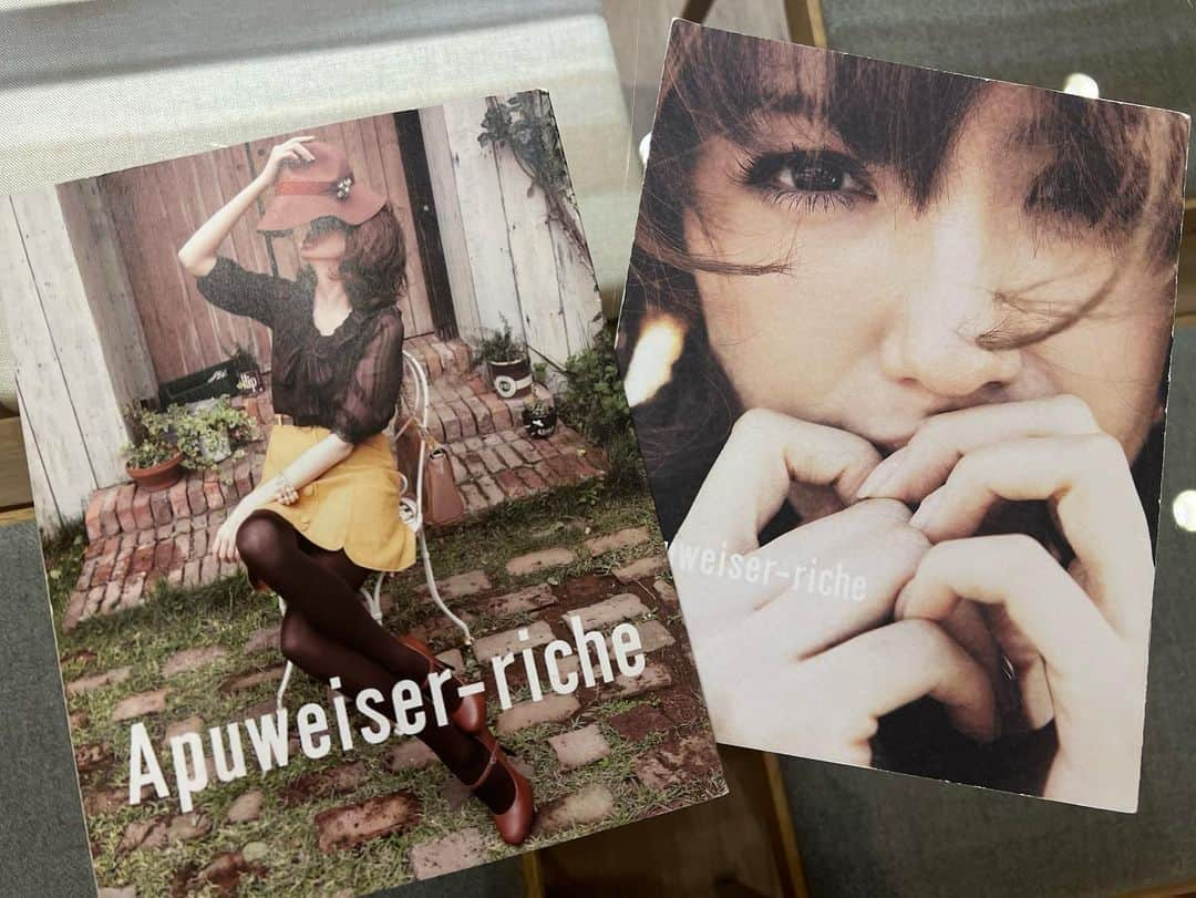 美香さんのインスタグラム写真 - (美香Instagram)「@jusglitty_official の前は @apuweiser_official  のイメージモデルをさせていただいておりました😌 ジャスの美香コラボの打ち合わせ帰り、 懐かしいカタログをプレスの皆さんが見せてくれました。 （同じ会社なの☺️） 美香ちゃんこの時つわりで大変だったよねって。 CMの時はお腹も大きくなってきて、お洋服をサイズアップして作ってもらったなぁって。 ずっとずっとこうして長くお付き合いしていただけること心から感謝いたします🍀  今はデジタル化が進み webカタログが常ですが、 やっぱりこうしてずっと残る紙のカタログって素敵。  ある時聞かれたの。 snsが主流で、 モデルじゃなくてもモデルな今。 プロのモデルとして出来ることは何か　と。  そんな大それた質問を？ とその時は笑って返したけれど、ずっと気になっていて。  答えを出せるモデル人生にしていきたいと思います。  #2011年のわたし」12月15日 13時50分 - mikaofficial99