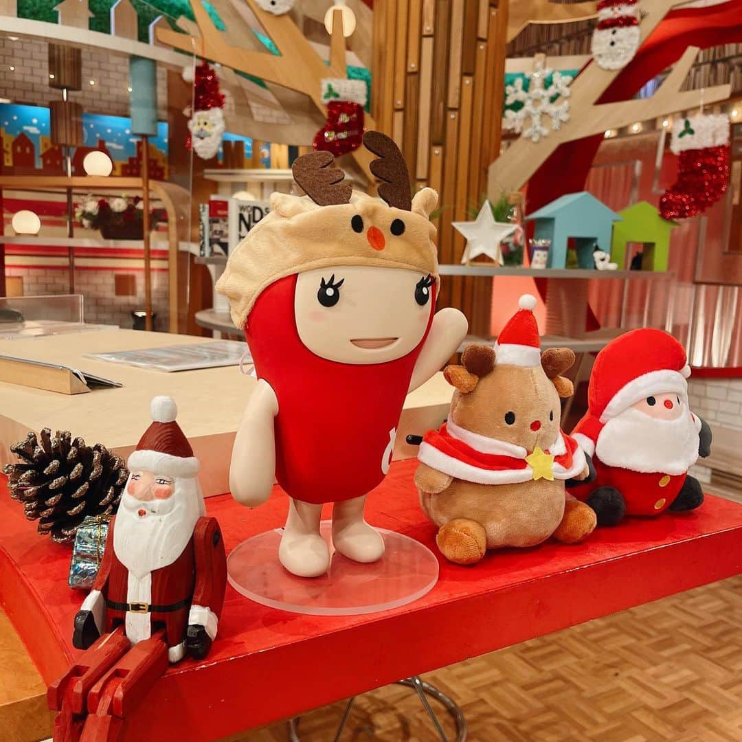 中谷萌さんのインスタグラム写真 - (中谷萌Instagram)「イチメンでクリスマスまでの時期を楽しむ、【プレクリ】お伝えしました🥰 ♥️  めんたいのスタジオもクリスマス〜！ かわいい小物がいっぱいできゅんきゅん。♥️  衣装も、真っ赤なサンタさんコーデでした〜🎅」12月15日 17時13分 - n_moepi_fbs