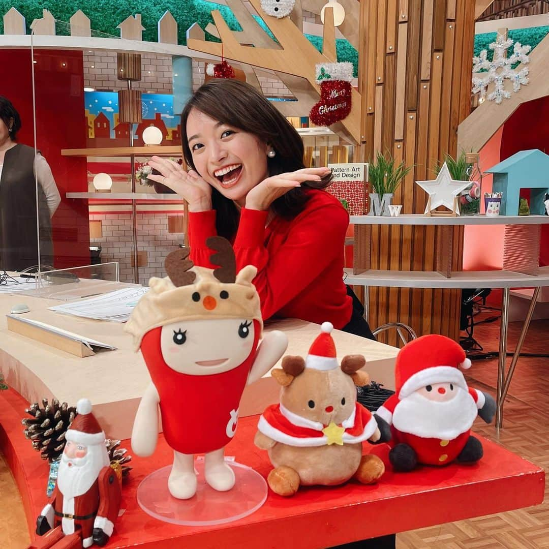 中谷萌さんのインスタグラム写真 - (中谷萌Instagram)「イチメンでクリスマスまでの時期を楽しむ、【プレクリ】お伝えしました🥰 ♥️  めんたいのスタジオもクリスマス〜！ かわいい小物がいっぱいできゅんきゅん。♥️  衣装も、真っ赤なサンタさんコーデでした〜🎅」12月15日 17時13分 - n_moepi_fbs