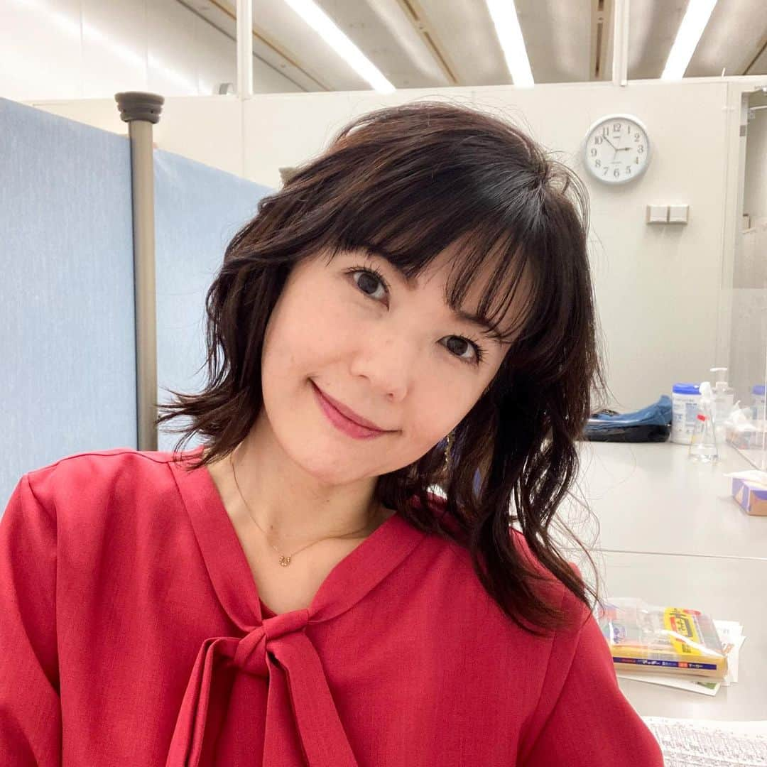 六車奈々さんのインスタグラム写真 - (六車奈々Instagram)「控え室で一人になったので、「学級文庫」と言ってみる。  #控え室 #学級文庫 #六車奈々 #今日も #仕事 #働くママ  #ワーママ」12月15日 17時45分 - nanarokusha