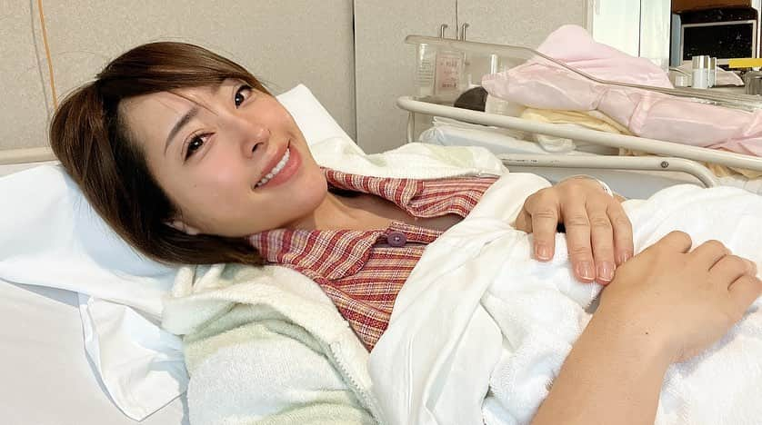 渋谷美穂さんのインスタグラム写真 - (渋谷美穂Instagram)「【産後2日目🤱】 出産前から出産報告後もたくさんのあたたかい メッセージに涙もろくなったり 勇気づけられたり涙腺が大忙しでございます😂✨ お返事がほとんど出来ていないことが 申し訳ないのですが全て読ませていただいております😭💕 本当に参考になるメッセージや嬉しくて泣けるような コメントばかりで感謝してもしきれません🥹🌱 ⁡ 一昨日我が子が無事に誕生し 出産の状況や心境の変化や伝えたいことは たくさんあるけれど、まずは今日という日の今の感情を 忘れないうちに残します。 ⁡ 【産後6日間の入院がスタート】 出産翌日から母子同室❣️朝からミルクを飲んだ後 すやすや寝る我が子とご対面 まだ実感が湧いていない自分🙄 この子が私から出てきたの？状態 ⁡ 昼間はそんな時間が続いて身体の回復も順調で 思ったより全てがスムーズで安心していた ⁡ 慣れない初めてのオムツ替えからスタートし 抱っこすることさえも怖いし服の着せ方もわからない 勝手に出てくると思っていた母乳は、 何度も根気強く母乳ごっこをしてようやくでるらしく、 現在根気強くあげている最中。 ⁡ 産後も会陰切開の傷口✂️や おっぱいを吸われると同時に後陣痛というものも やってくるので痛いことは多少続きます😅 ⁡ 昨日は初日から夜中に泣き始め どうすればいいのかわからずあたふたしてしまい、 ナースコールで助産師さんが駆けつけてくれて 色んなことを教えてくださった🥹 #この人も連れて帰りたい ⁡ 本をたくさん読んでイメトレも完璧でしたが 教科書通りにはいきません😅 初日から母としての洗礼を受け てんてこまいだけれども母子同室で よかったと思っています‼️ ⁡ 帰宅したら助産師さんはいませんし、 ナースコールもありません😇 今はたくさん困ってでもわからない事は、 素直に頼って教えていただこうと思います😌 ⁡ 私は母ですがまだまだ未熟な母一年生 子供は人間開始2日目🤣笑 うまくできることなんてほぼ無い0歳コンビ🌸 ⁡ 教科書通りの母にはなれないけど、 私なりにゆっくり成長して🐢 この子にとって、たった1人の特別な母親になりたい ⁡ この子のおかげで毎日、毎時間、 成長させてもらってます🕊 ⁡ ⁡ きっとこれからも〜〜〜っといろんなことが あると思うし、も〜〜〜っと途方に暮れることも あると思う🥹💦 ⁡ ただ、今言いたいことは未来の不安ではなくて 無事に産まれてきてくれてありがとう！ ⁡ ただこれだけです😌❤️‍🩹 そして今夜も盛大に泣いてくれたまえ‼️ ⁡ ⁡ #そして今日もてんぱるだろうなw #母子助産師さん同室希望w ⁡ ⁡ #出産#マタトレ#マタニティトレーニング #妊娠#産後#産後ママ#経産婦#0歳児ママ #子育て#子育て奮闘中#第一子#ママトレ ⁡ #ボディメイク#コンテスト#筋トレ#筋肉#コンテスト#トレーニング#フィギュア#筋トレ女子#フィットネス#減量#腹筋#腹筋女子#abs#fitness#figure#ifbbpro」12月15日 17時54分 - miho_fitness