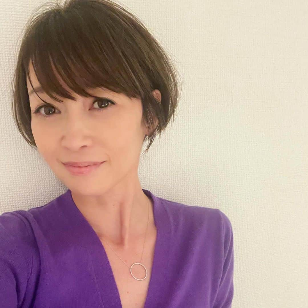 辺見えみりさんのインスタグラム写真 - (辺見えみりInstagram)「46歳になる前に 髪の毛✂︎カット  今までとは違う感じにしたくて 久しぶりに　@takeru_kawabata さんの所へ。 カラーも上品にメッシュを入れて 何が似合うか分からないから、川畑さんにある意味お任せ。 もうちょっと伸ばして、パッツンボブにもしたいね〜という話に。 また2ヶ月後お願いしまーす！」12月15日 18時57分 - emiri_hemmi