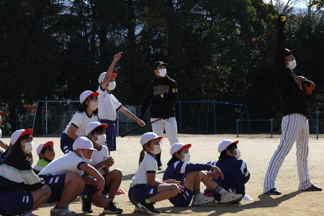 阪神タイガースさんのインスタグラム写真 - (阪神タイガースInstagram)「本日、鈴木選手、桐敷選手、岡留選手、豊田選手が、西宮市内の小学校で#ゲストティーチャー として授業に参加し、こどもたちと野球で交流して楽しみました！ #ゲストティーチャー  #西宮市  #鈴木勇斗 選手 #桐敷拓馬 選手 #岡留英貴 選手 #豊田寛 選手 #タイガースアカデミー  #鶴直人 コーチ #白仁田寛和 コーチ #阪神タイガース」12月15日 19時29分 - hanshintigers_official