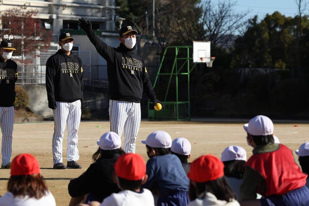 阪神タイガースさんのインスタグラム写真 - (阪神タイガースInstagram)「本日、鈴木選手、桐敷選手、岡留選手、豊田選手が、西宮市内の小学校で#ゲストティーチャー として授業に参加し、こどもたちと野球で交流して楽しみました！ #ゲストティーチャー  #西宮市  #鈴木勇斗 選手 #桐敷拓馬 選手 #岡留英貴 選手 #豊田寛 選手 #タイガースアカデミー  #鶴直人 コーチ #白仁田寛和 コーチ #阪神タイガース」12月15日 19時29分 - hanshintigers_official