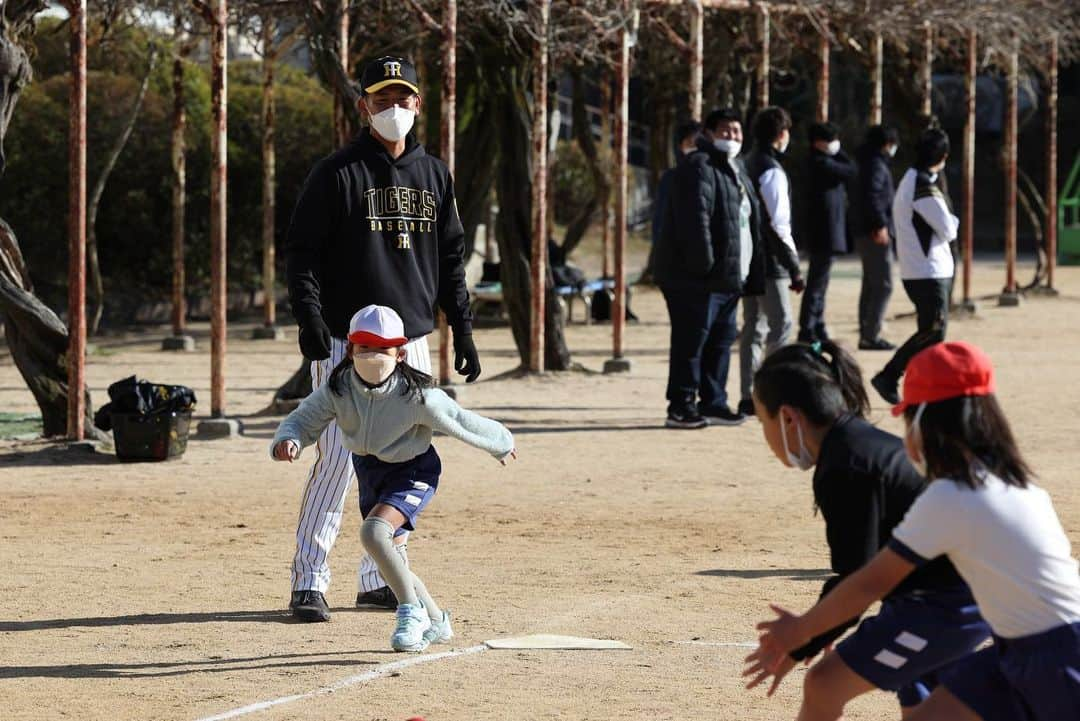 阪神タイガースさんのインスタグラム写真 - (阪神タイガースInstagram)「本日、鈴木選手、桐敷選手、岡留選手、豊田選手が、西宮市内の小学校で#ゲストティーチャー として授業に参加し、こどもたちと野球で交流して楽しみました！ #ゲストティーチャー  #西宮市  #鈴木勇斗 選手 #桐敷拓馬 選手 #岡留英貴 選手 #豊田寛 選手 #タイガースアカデミー  #鶴直人 コーチ #白仁田寛和 コーチ #阪神タイガース」12月15日 19時29分 - hanshintigers_official