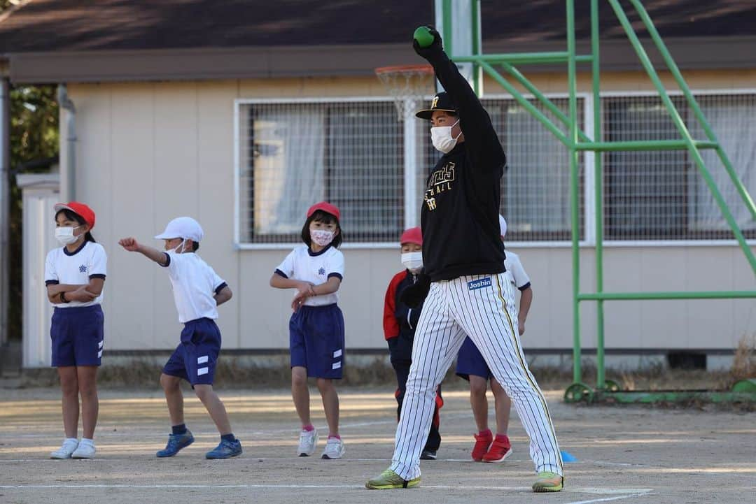 阪神タイガースさんのインスタグラム写真 - (阪神タイガースInstagram)「本日、鈴木選手、桐敷選手、岡留選手、豊田選手が、西宮市内の小学校で#ゲストティーチャー として授業に参加し、こどもたちと野球で交流して楽しみました！ #ゲストティーチャー  #西宮市  #鈴木勇斗 選手 #桐敷拓馬 選手 #岡留英貴 選手 #豊田寛 選手 #タイガースアカデミー  #鶴直人 コーチ #白仁田寛和 コーチ #阪神タイガース」12月15日 19時29分 - hanshintigers_official