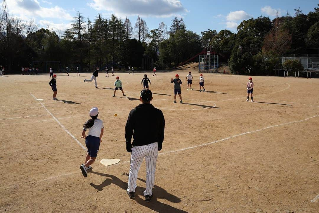 阪神タイガースさんのインスタグラム写真 - (阪神タイガースInstagram)「本日、鈴木選手、桐敷選手、岡留選手、豊田選手が、西宮市内の小学校で#ゲストティーチャー として授業に参加し、こどもたちと野球で交流して楽しみました！ #ゲストティーチャー  #西宮市  #鈴木勇斗 選手 #桐敷拓馬 選手 #岡留英貴 選手 #豊田寛 選手 #タイガースアカデミー  #鶴直人 コーチ #白仁田寛和 コーチ #阪神タイガース」12月15日 19時29分 - hanshintigers_official