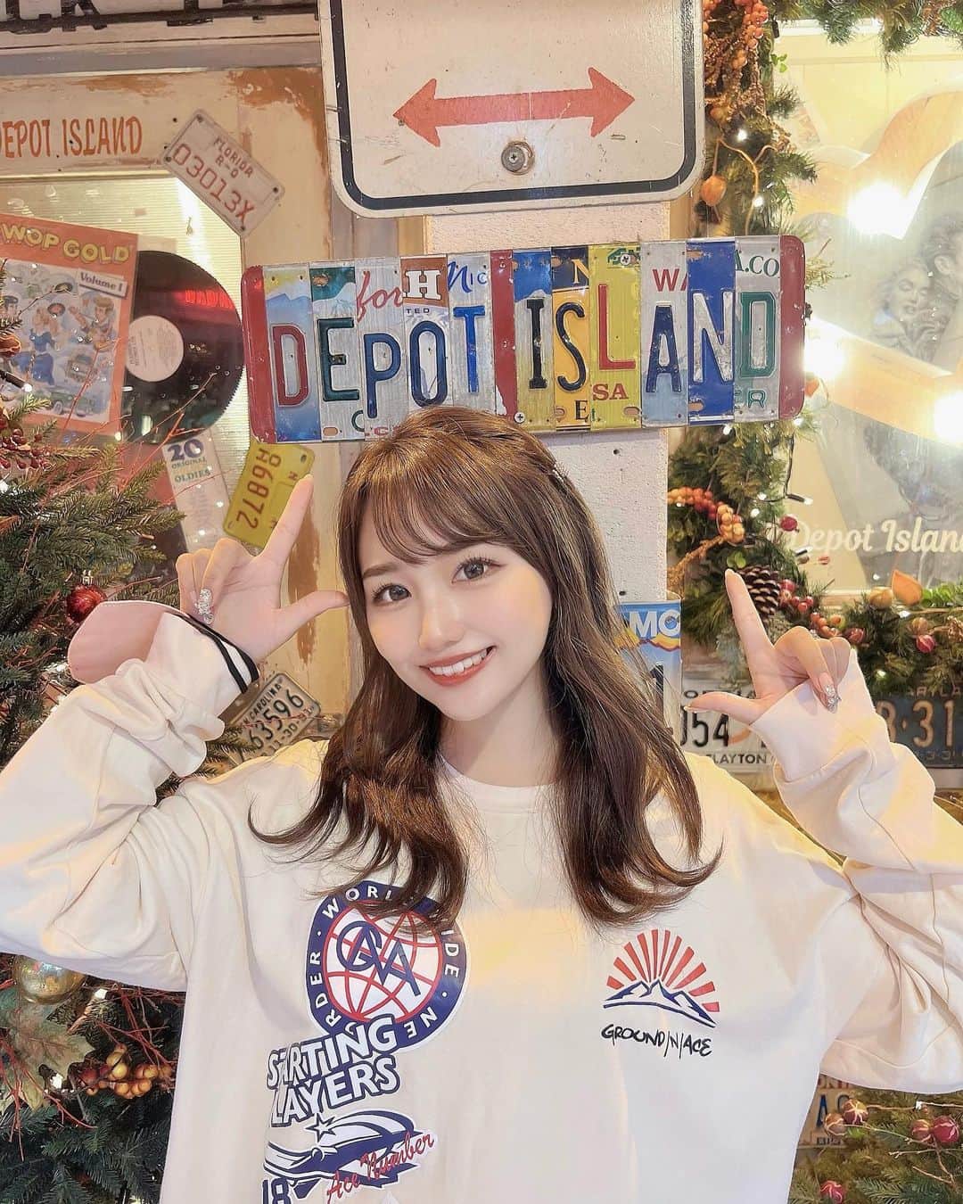 加藤里奈さんのインスタグラム写真 - (加藤里奈Instagram)「⋆  沖縄はあらゆるところに ハイビスカスが咲いてました🌺  赤色鮮やかでかわいい〜❣️  #沖縄 #沖縄旅行 #沖縄グルメ #沖縄観光 #沖縄カフェ #沖縄ホテル #沖縄土産 #沖縄ウェディング #卒花嫁 #ハネムーン #新婚旅行 #新婚旅行レポ #古宇利島 #古宇利島カフェ #沖縄ランチ #アメリカンビレッジ #アメリカ村 #americanvillage」12月15日 19時30分 - katoco0326