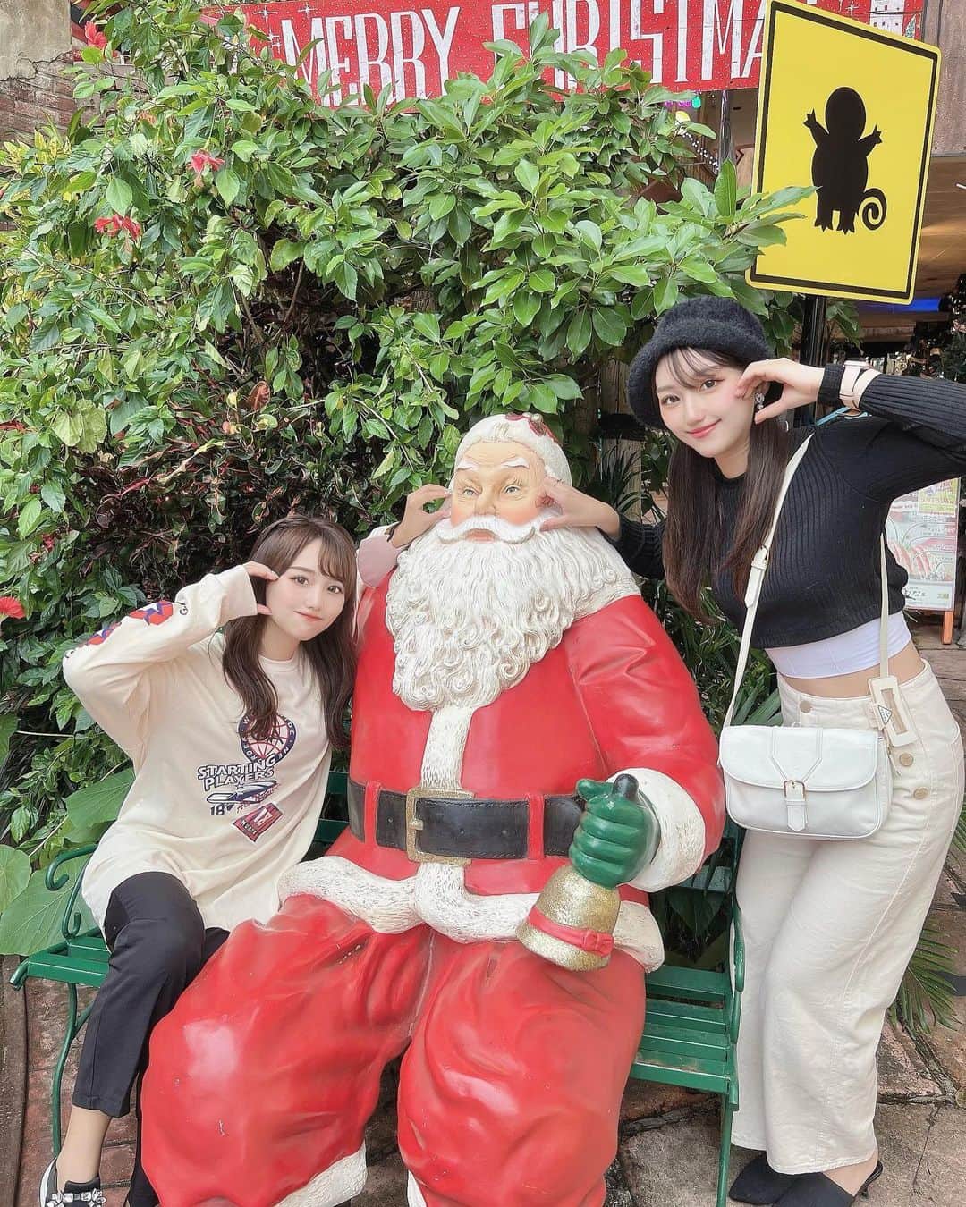 加藤里奈さんのインスタグラム写真 - (加藤里奈Instagram)「⋆  沖縄はあらゆるところに ハイビスカスが咲いてました🌺  赤色鮮やかでかわいい〜❣️  #沖縄 #沖縄旅行 #沖縄グルメ #沖縄観光 #沖縄カフェ #沖縄ホテル #沖縄土産 #沖縄ウェディング #卒花嫁 #ハネムーン #新婚旅行 #新婚旅行レポ #古宇利島 #古宇利島カフェ #沖縄ランチ #アメリカンビレッジ #アメリカ村 #americanvillage」12月15日 19時30分 - katoco0326