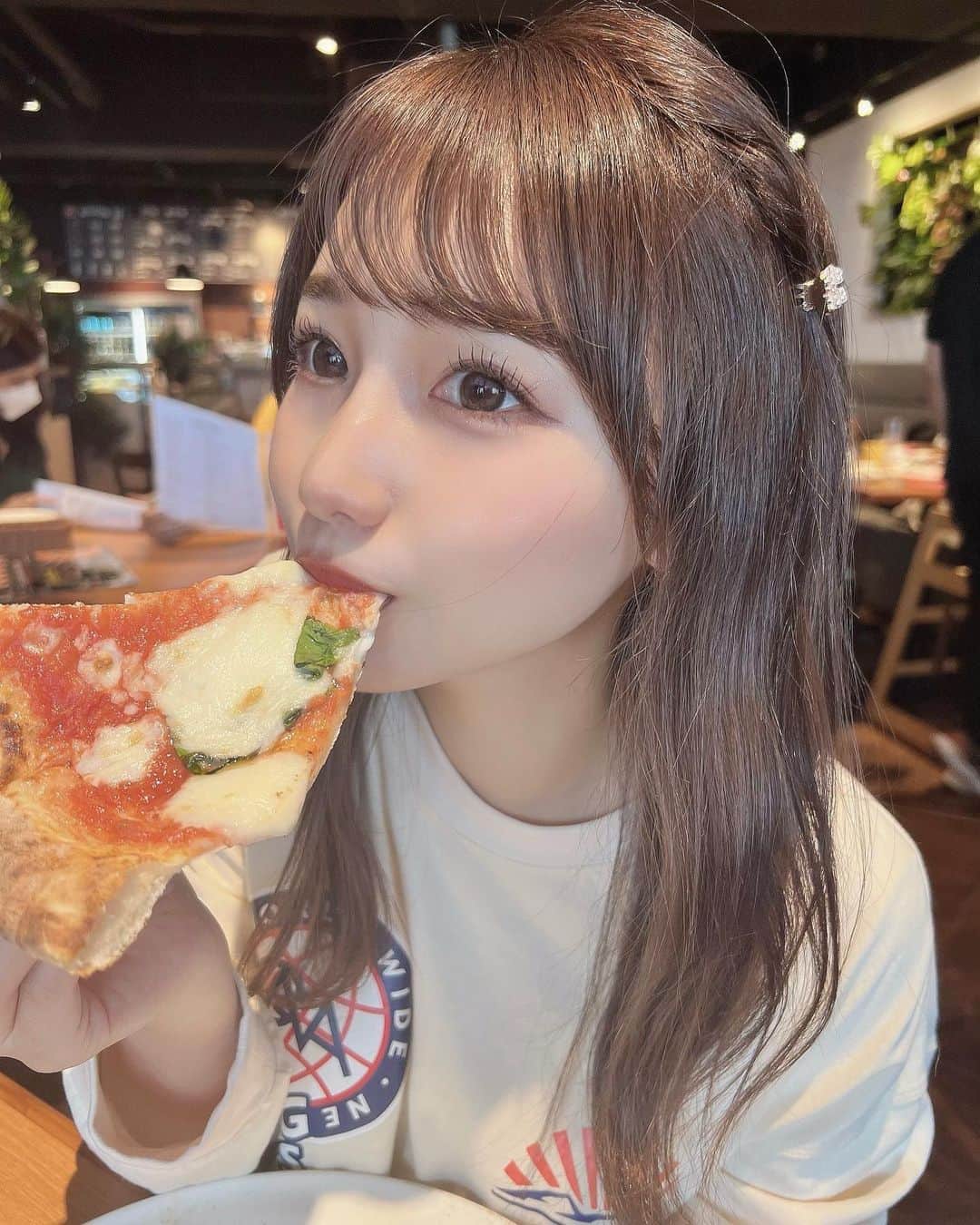 加藤里奈さんのインスタグラム写真 - (加藤里奈Instagram)「⋆  沖縄はあらゆるところに ハイビスカスが咲いてました🌺  赤色鮮やかでかわいい〜❣️  #沖縄 #沖縄旅行 #沖縄グルメ #沖縄観光 #沖縄カフェ #沖縄ホテル #沖縄土産 #沖縄ウェディング #卒花嫁 #ハネムーン #新婚旅行 #新婚旅行レポ #古宇利島 #古宇利島カフェ #沖縄ランチ #アメリカンビレッジ #アメリカ村 #americanvillage」12月15日 19時30分 - katoco0326