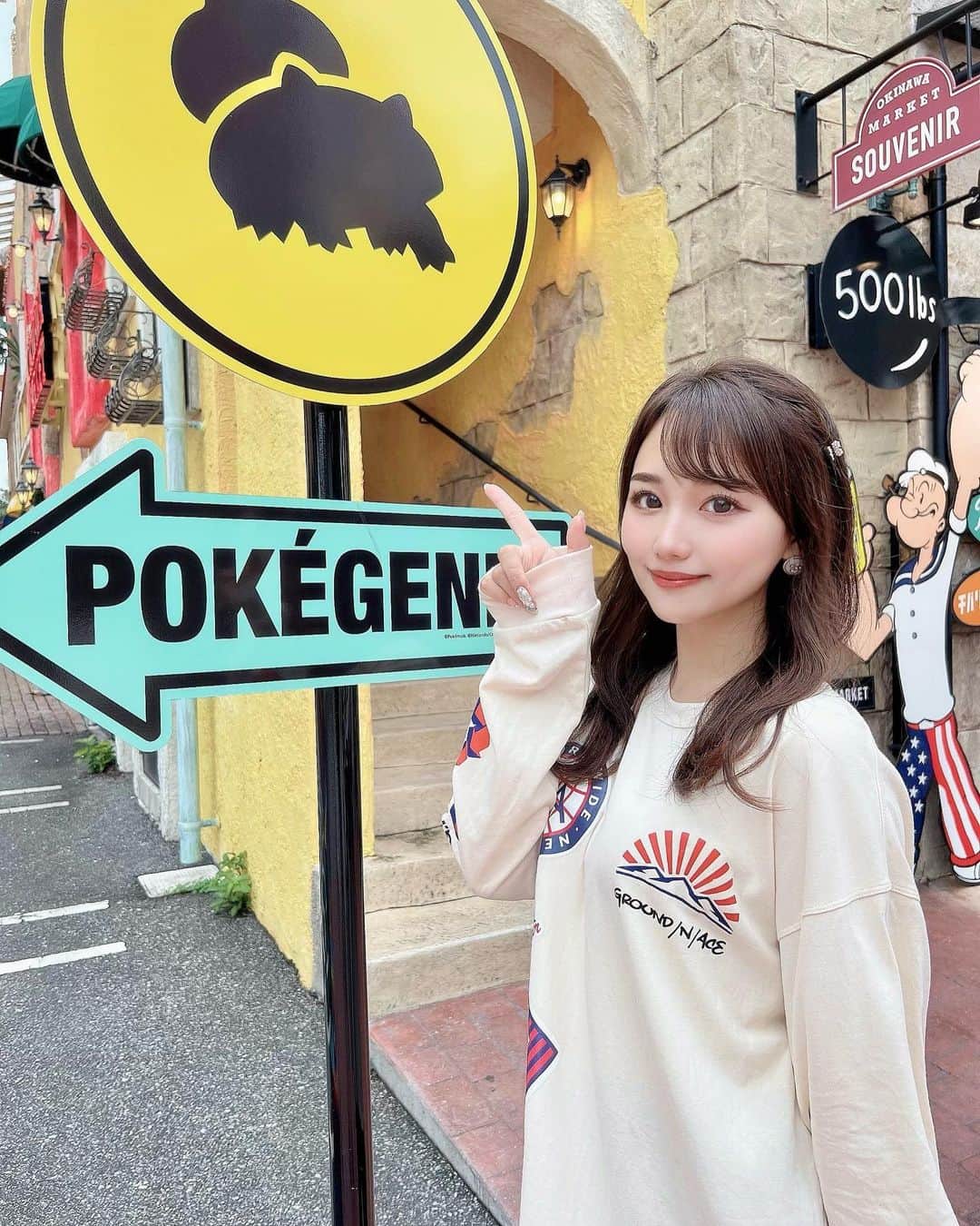 加藤里奈さんのインスタグラム写真 - (加藤里奈Instagram)「⋆  沖縄はあらゆるところに ハイビスカスが咲いてました🌺  赤色鮮やかでかわいい〜❣️  #沖縄 #沖縄旅行 #沖縄グルメ #沖縄観光 #沖縄カフェ #沖縄ホテル #沖縄土産 #沖縄ウェディング #卒花嫁 #ハネムーン #新婚旅行 #新婚旅行レポ #古宇利島 #古宇利島カフェ #沖縄ランチ #アメリカンビレッジ #アメリカ村 #americanvillage」12月15日 19時30分 - katoco0326