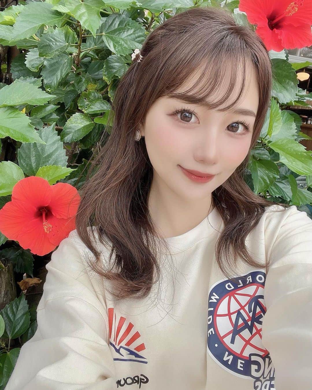 加藤里奈さんのインスタグラム写真 - (加藤里奈Instagram)「⋆  沖縄はあらゆるところに ハイビスカスが咲いてました🌺  赤色鮮やかでかわいい〜❣️  #沖縄 #沖縄旅行 #沖縄グルメ #沖縄観光 #沖縄カフェ #沖縄ホテル #沖縄土産 #沖縄ウェディング #卒花嫁 #ハネムーン #新婚旅行 #新婚旅行レポ #古宇利島 #古宇利島カフェ #沖縄ランチ #アメリカンビレッジ #アメリカ村 #americanvillage」12月15日 19時30分 - katoco0326