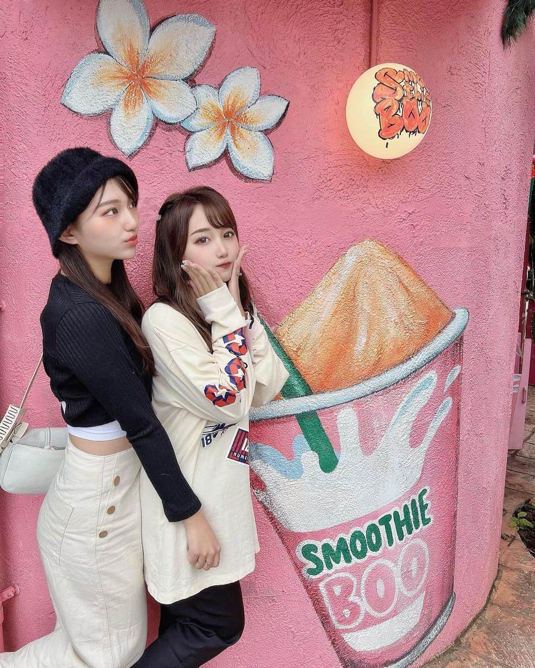 加藤里奈さんのインスタグラム写真 - (加藤里奈Instagram)「⋆  沖縄はあらゆるところに ハイビスカスが咲いてました🌺  赤色鮮やかでかわいい〜❣️  #沖縄 #沖縄旅行 #沖縄グルメ #沖縄観光 #沖縄カフェ #沖縄ホテル #沖縄土産 #沖縄ウェディング #卒花嫁 #ハネムーン #新婚旅行 #新婚旅行レポ #古宇利島 #古宇利島カフェ #沖縄ランチ #アメリカンビレッジ #アメリカ村 #americanvillage」12月15日 19時30分 - katoco0326