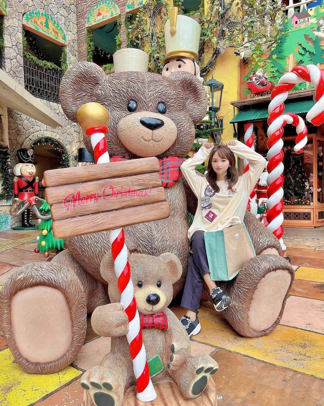 加藤里奈さんのインスタグラム写真 - (加藤里奈Instagram)「⋆  沖縄はあらゆるところに ハイビスカスが咲いてました🌺  赤色鮮やかでかわいい〜❣️  #沖縄 #沖縄旅行 #沖縄グルメ #沖縄観光 #沖縄カフェ #沖縄ホテル #沖縄土産 #沖縄ウェディング #卒花嫁 #ハネムーン #新婚旅行 #新婚旅行レポ #古宇利島 #古宇利島カフェ #沖縄ランチ #アメリカンビレッジ #アメリカ村 #americanvillage」12月15日 19時30分 - katoco0326