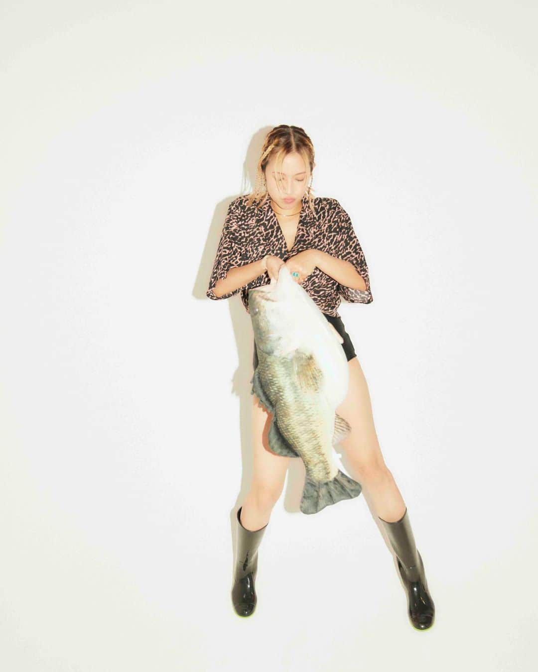 大森美知さんのインスタグラム写真 - (大森美知Instagram)「New Fishing Magazine @before_you_wake_up congratulations‼︎‼︎‼︎ 💋"  #fishing #fashion #magazine」12月15日 19時50分 - michi_oomori_official