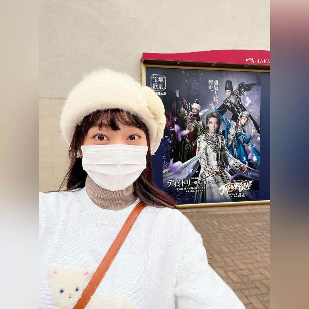 真彩希帆さんのインスタグラム写真 - (真彩希帆Instagram)「みなさま、こんばんは🧸☕️  梅田芸術劇場の公演が終わり、 すこーしだけ足を伸ばしてなんだか落ち着いて眠くなる “宝塚”の地にいってまいりました😪❤️  （写真は梅田もまざってるよ！🪩🌟笑）  いつ帰っても お世話になった場所はあたたかく  久しぶりに話しても そ〜んな感じがせず笑顔が沢山☺️  今回は ☕️cocoさん @coco.takarazuka  🌸花屋つくしさん @hanayatsukushi  ✂️Zauber handeさん @zauber_hande   Zauber handeさんで髪をトリートメントして切ってもらい、 cocoさんで 珍しくあったかいカフェラテ飲んでコーヒー豆を買って つくしさんでただお花を愛でて座って😂笑  宝塚の地は空気もおいしくて、 最高だねぇ🐥🧸❤️  本当は らんすいえんさん @ransuien と Shizuku coffeさん @shizuku_roaster と アンシャーリーさん @anne.sharly も行きたかったのですが タイムアウトで…🥲😞  またぶらぶら〜っと、 ふらふら〜っとお散歩しに行かな！🚶🏻‍♀️🚶🏻🌪  #梅田 #さすが阪急さんのイルミネーション🪩 #やっぱりミラーボールだよね #小さな天使っ👼🏻  #小さな湯の町 #いいところ #宝塚  #実家めぐり🏠 #宝塚南口にもイルミネーション🪩  #真彩希帆」12月15日 20時16分 - maayakiho