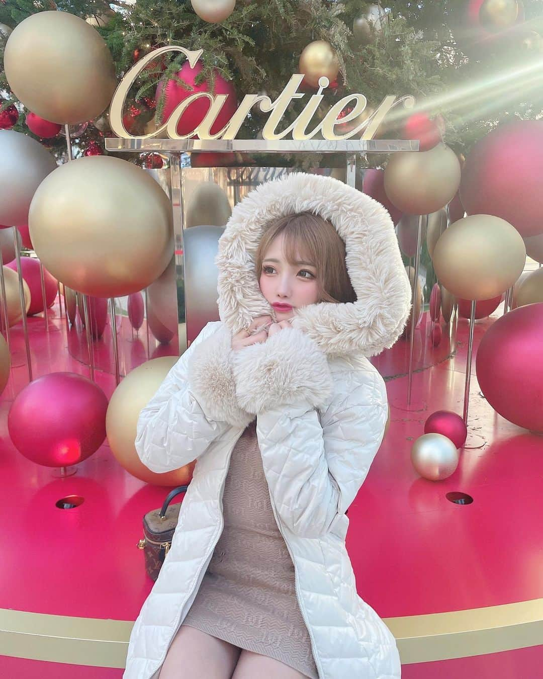 まゆぴちゅーさんのインスタグラム写真 - (まゆぴちゅーInstagram)「Cartier tree🎄🎁❤️  今年も表参道の交差点のところに カルティエのキラキラの可愛いXmasツリーができてた〜😍⭐️♡  @darich_official の白ダウンが 映えました🙈⛄️🤍🤍🤍♪  この日風強くて写真撮るの大変だったw  期間限定だからぜひ見に行ってみてね🎄🎅🏻✩  📍表参道交差点(東京都港区南青山5-1-1) 〈ポップアップ〉 2022/11/23 〜 2022/12/25  12:00〜20:00 〈ツリー点灯〉 2022/11/23 〜 2022/12/25  17:00〜20:00 . . . #表参道 #Cartier #カルティエ #Cartiertree #Cartierツリー #christmastree #クリスマスツリー #表参道イルミネーション #ビジョビ @b_b_j.j」12月15日 20時58分 - mayu_03pichu