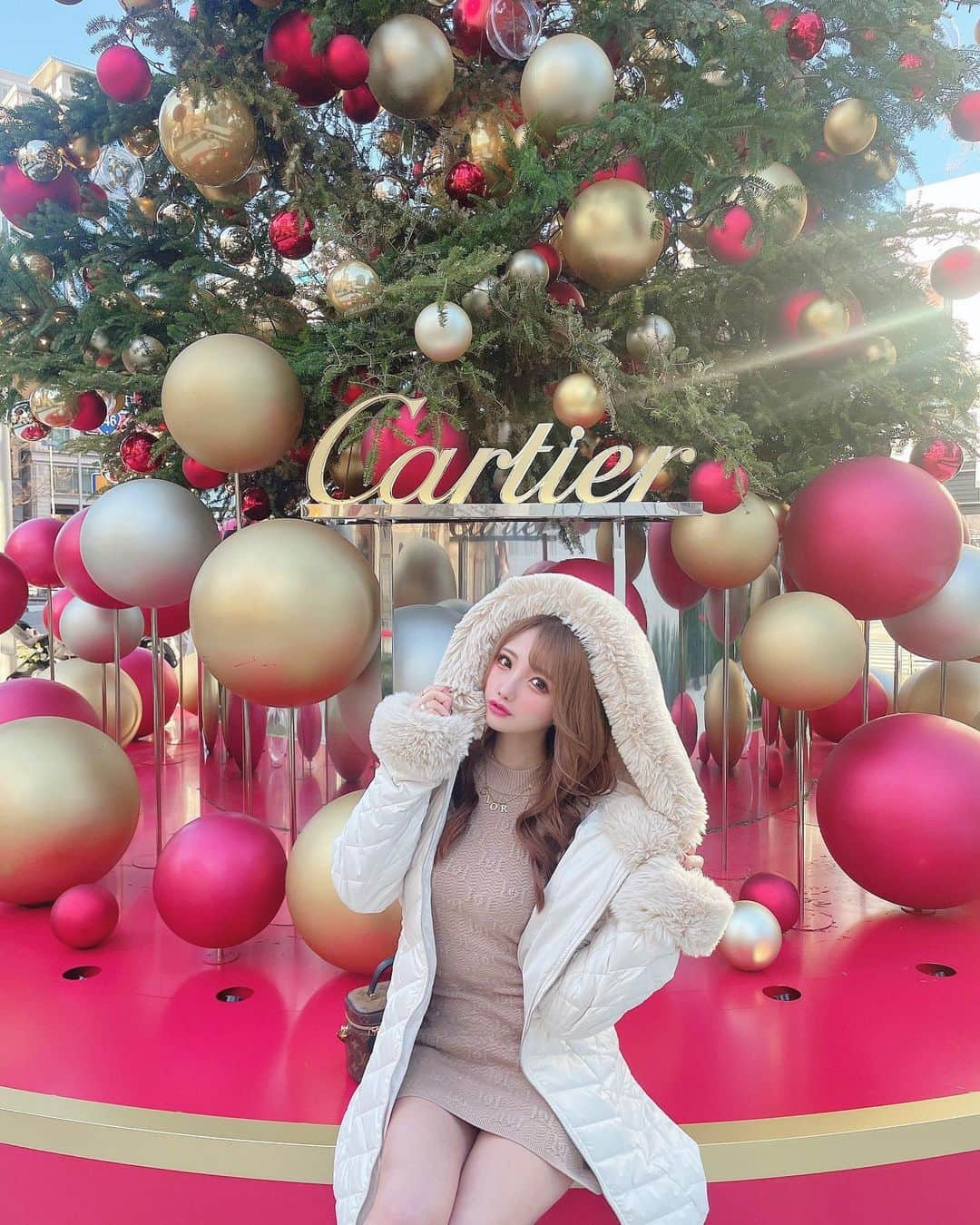 まゆぴちゅーさんのインスタグラム写真 - (まゆぴちゅーInstagram)「Cartier tree🎄🎁❤️  今年も表参道の交差点のところに カルティエのキラキラの可愛いXmasツリーができてた〜😍⭐️♡  @darich_official の白ダウンが 映えました🙈⛄️🤍🤍🤍♪  この日風強くて写真撮るの大変だったw  期間限定だからぜひ見に行ってみてね🎄🎅🏻✩  📍表参道交差点(東京都港区南青山5-1-1) 〈ポップアップ〉 2022/11/23 〜 2022/12/25  12:00〜20:00 〈ツリー点灯〉 2022/11/23 〜 2022/12/25  17:00〜20:00 . . . #表参道 #Cartier #カルティエ #Cartiertree #Cartierツリー #christmastree #クリスマスツリー #表参道イルミネーション #ビジョビ @b_b_j.j」12月15日 20時58分 - mayu_03pichu