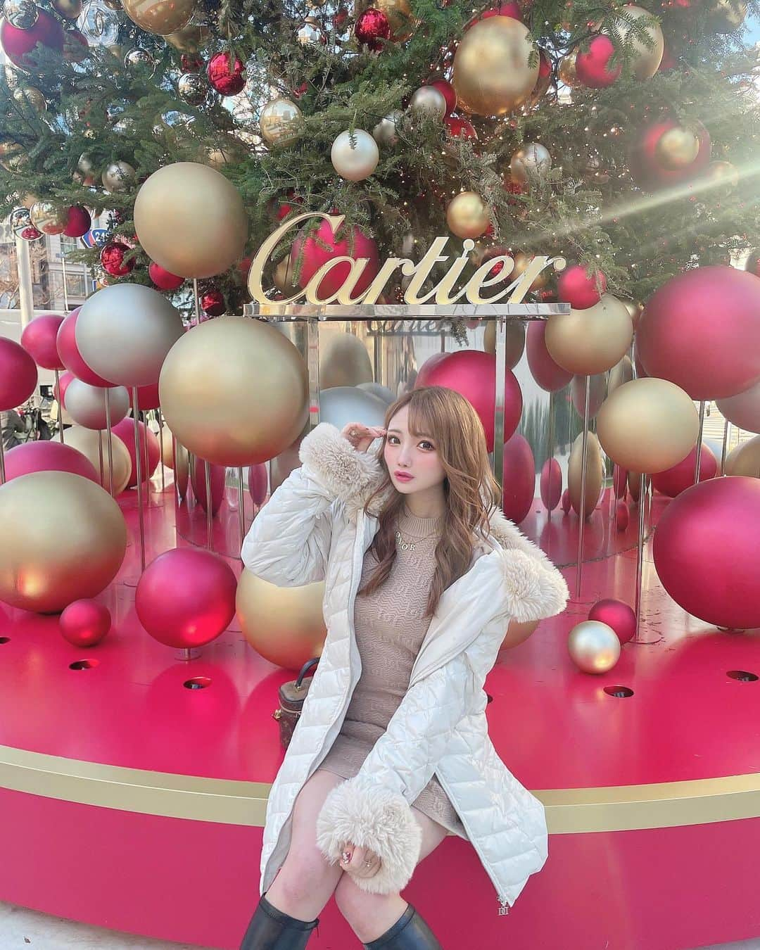 まゆぴちゅーさんのインスタグラム写真 - (まゆぴちゅーInstagram)「Cartier tree🎄🎁❤️  今年も表参道の交差点のところに カルティエのキラキラの可愛いXmasツリーができてた〜😍⭐️♡  @darich_official の白ダウンが 映えました🙈⛄️🤍🤍🤍♪  この日風強くて写真撮るの大変だったw  期間限定だからぜひ見に行ってみてね🎄🎅🏻✩  📍表参道交差点(東京都港区南青山5-1-1) 〈ポップアップ〉 2022/11/23 〜 2022/12/25  12:00〜20:00 〈ツリー点灯〉 2022/11/23 〜 2022/12/25  17:00〜20:00 . . . #表参道 #Cartier #カルティエ #Cartiertree #Cartierツリー #christmastree #クリスマスツリー #表参道イルミネーション #ビジョビ @b_b_j.j」12月15日 20時58分 - mayu_03pichu