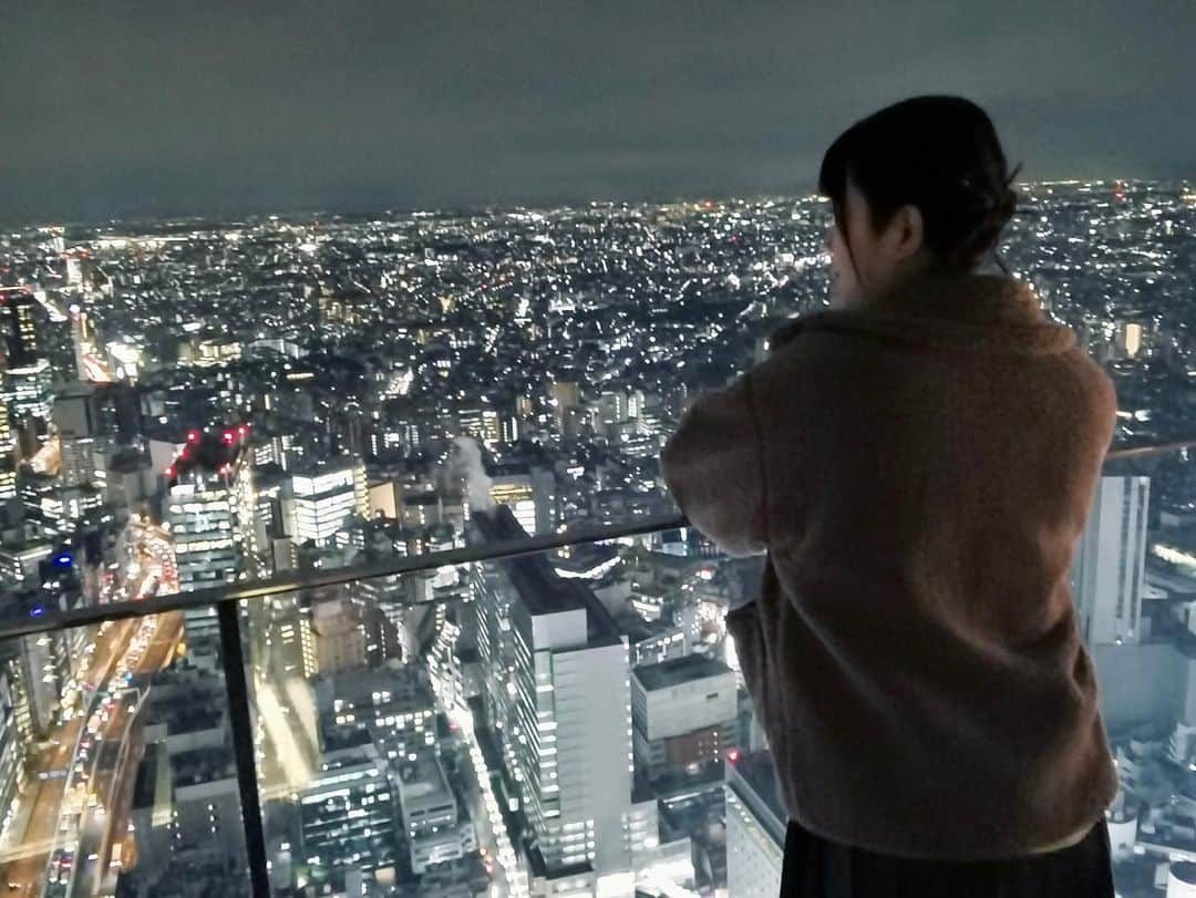 西原さつき（さつきぽん）さんのインスタグラム写真 - (西原さつき（さつきぽん）Instagram)「渋谷スカイに行ってきました🌃 ずっと前から気になっていた場所☾  東京に引っ越す前から都会への憧れみたいなものが、自分の中で大きくありました。特に自分の身体のことで悩んでいた学生時代、地方ではまだまだセクシュアリティについて知らない人が多くて、ちょっとした息苦しさというものを感じていた記憶があります。やっぱり都会と比べると、理解されにくいような気がする。それは今でもそうかもしれない……。 ⁡ 上京してからもうすぐ10年になります。 それでもあの頃と比べると今は世界が大きく変わったように感じます。少しずつ、私と同じような立場の人が生きやすくなってきたのかな。 ⁡ 自分にとっては1人の女性としての日常がとても大切で、何気ない毎日を楽しむことをずっと夢見ていたような気がします。 穏やかに、当たり前の日常があればそれで充分に幸せです🌌 少しずつ、叶ってきてるかな？ ⁡ この景色にエネルギーをもらって、またこれからも頑張ります(•̀ᴗ•́)و  #都会の中で  #渋谷スカイ  #transgender  #カンコー学生服  #乙女塾  #さつきぽん #トランスジェンダー」12月15日 21時21分 - satsuki_nishihara